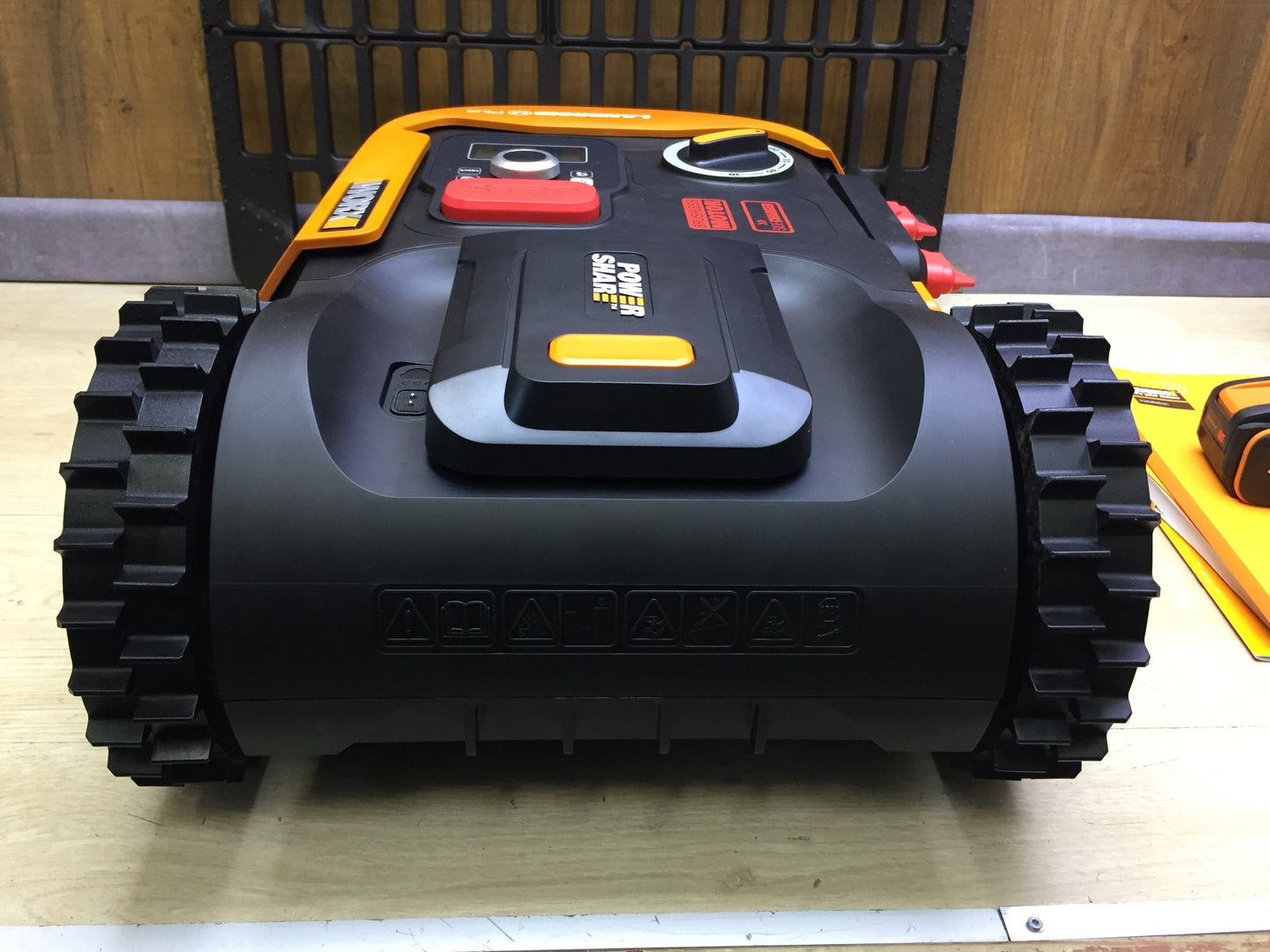 WORX Landroid M700 PLUS WR167E robotic lawnmower for gardens up to 700 sqm, I33518