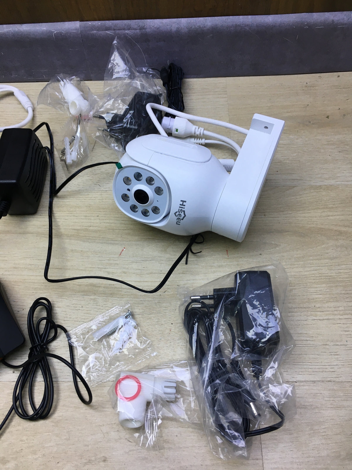 Hiseeu A017-V2.0 surveillance set with 4 cameras and monitor, I31402