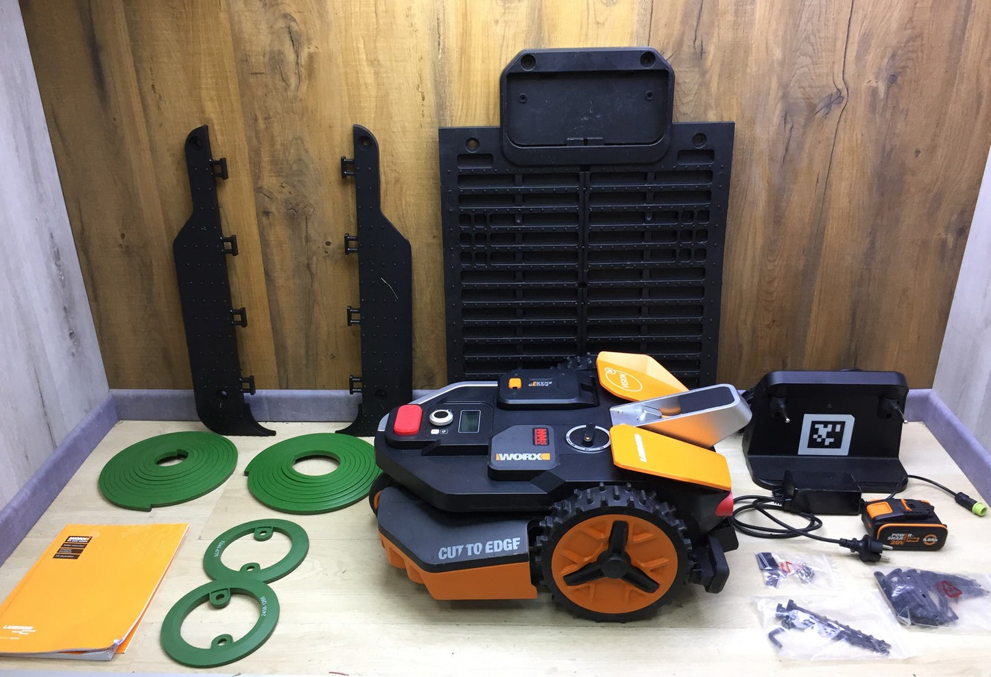 WORX Landroid Vision M800 robotic lawnmower WR208E.1 for gardens up to 800m², I33180