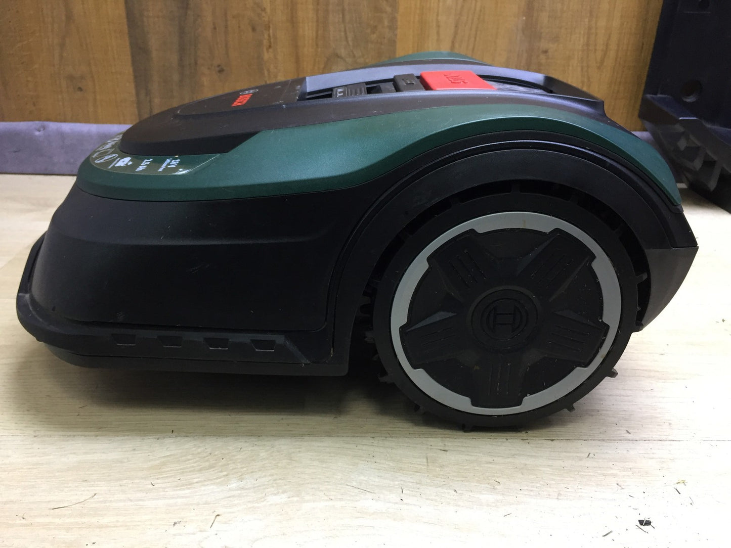 Bosch Indego M+ 700 robotic lawnmower, with app function, I33200
