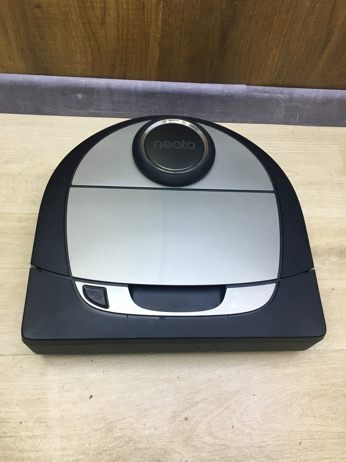 Neato Robotics Botvac D7 Connected vacuum robot with charging station, I31182