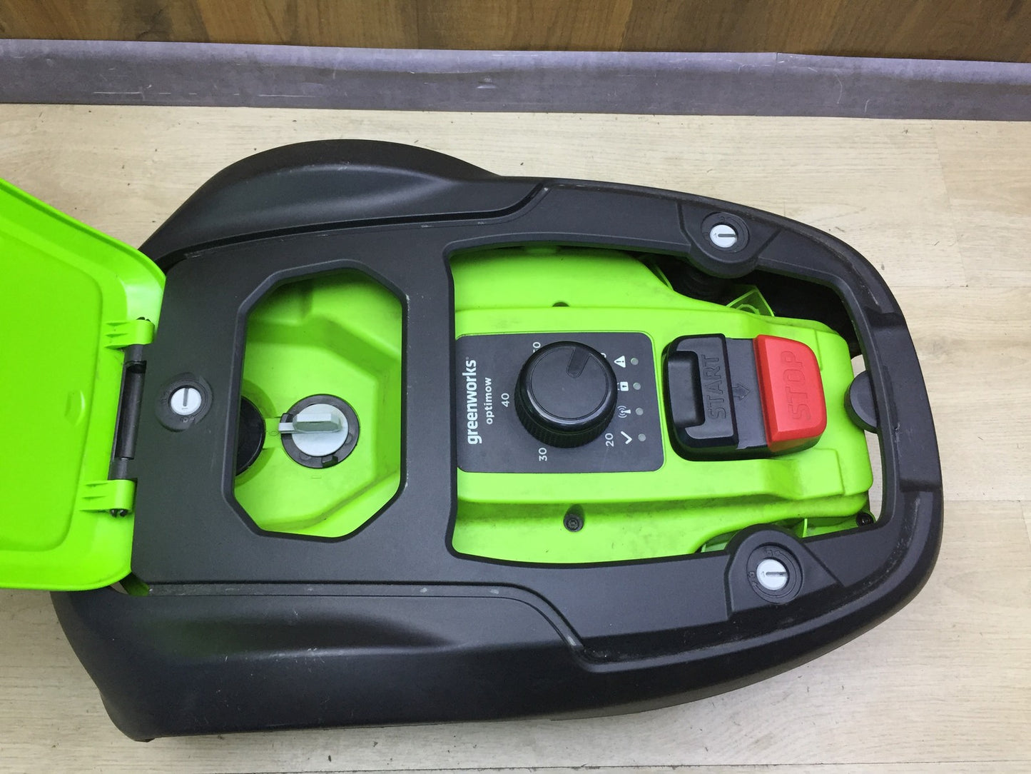 Greenworks Optimow S Mähroboter (2516807), für Rasenflächen bis 300 m2, I34178