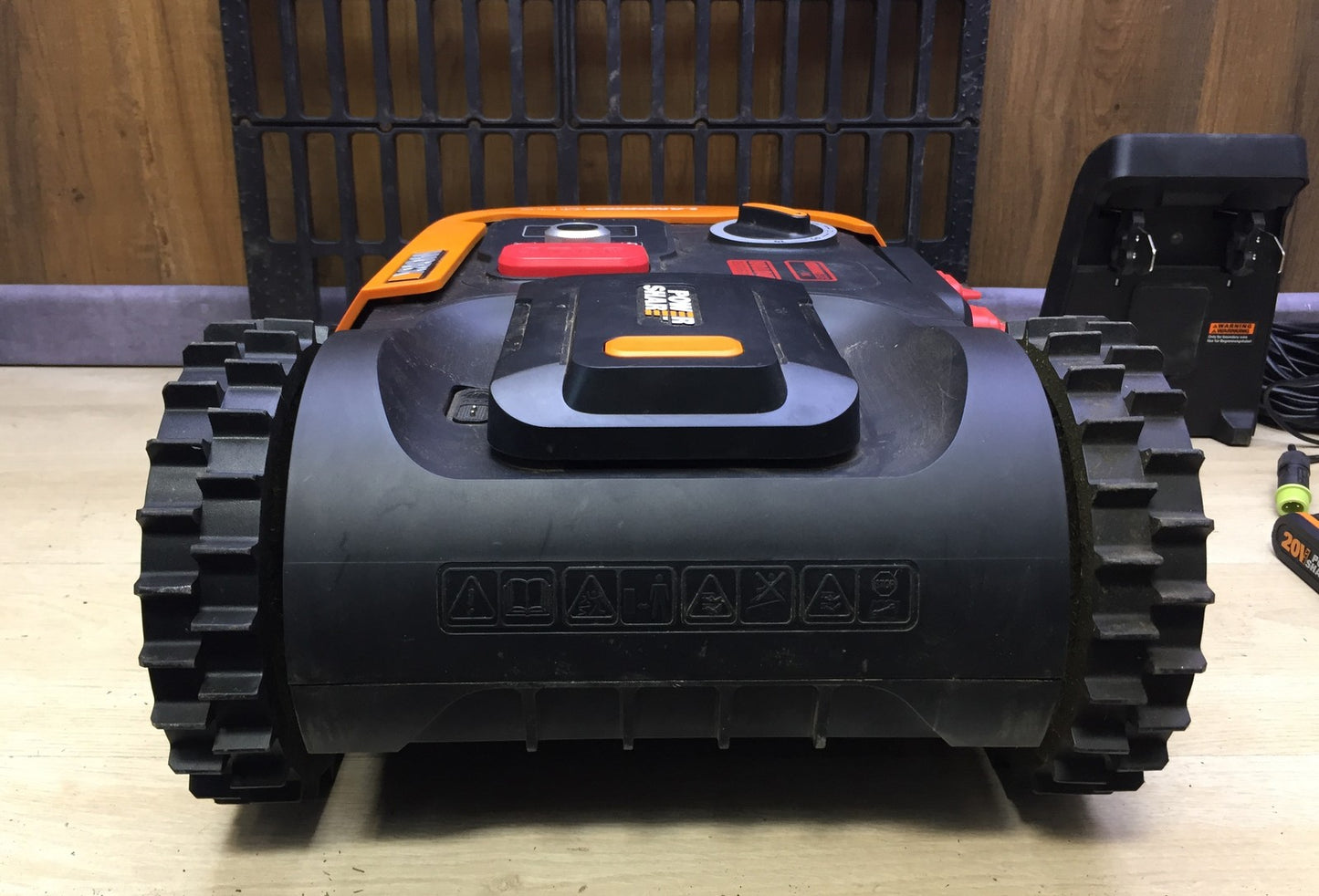 WORX Landroid M700 PLUS WR167E robotic lawnmower for gardens up to 700 sqm, I33526