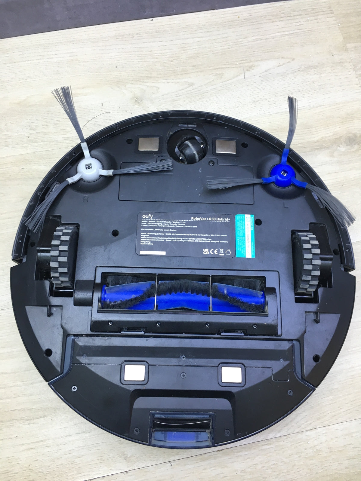 eufy T2181 robot vacuum with RoboVac LR30 Hybrid+ vacuum station, I29645
