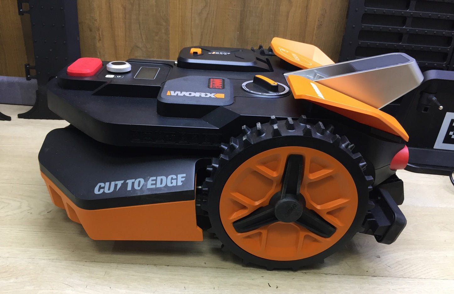 WORX Landroid Vision M600 Mähroboter WR206E für Gärten bis 600m² WLAN Bluetooth