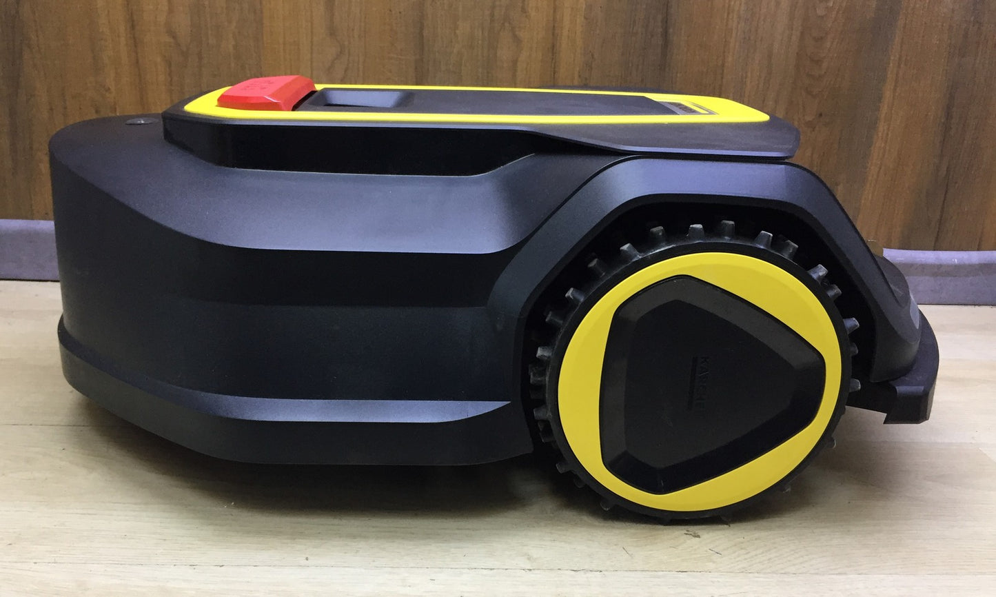 Kärcher RCX 6 robotic lawnmower Performance up to 3,000 m² All-wheel drive GPS RTK camera