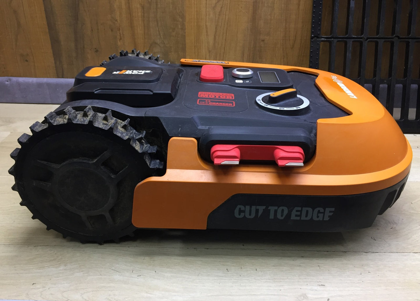 WORX Landroid M700 PLUS WR167E robotic lawnmower for gardens up to 700 sqm, I33545