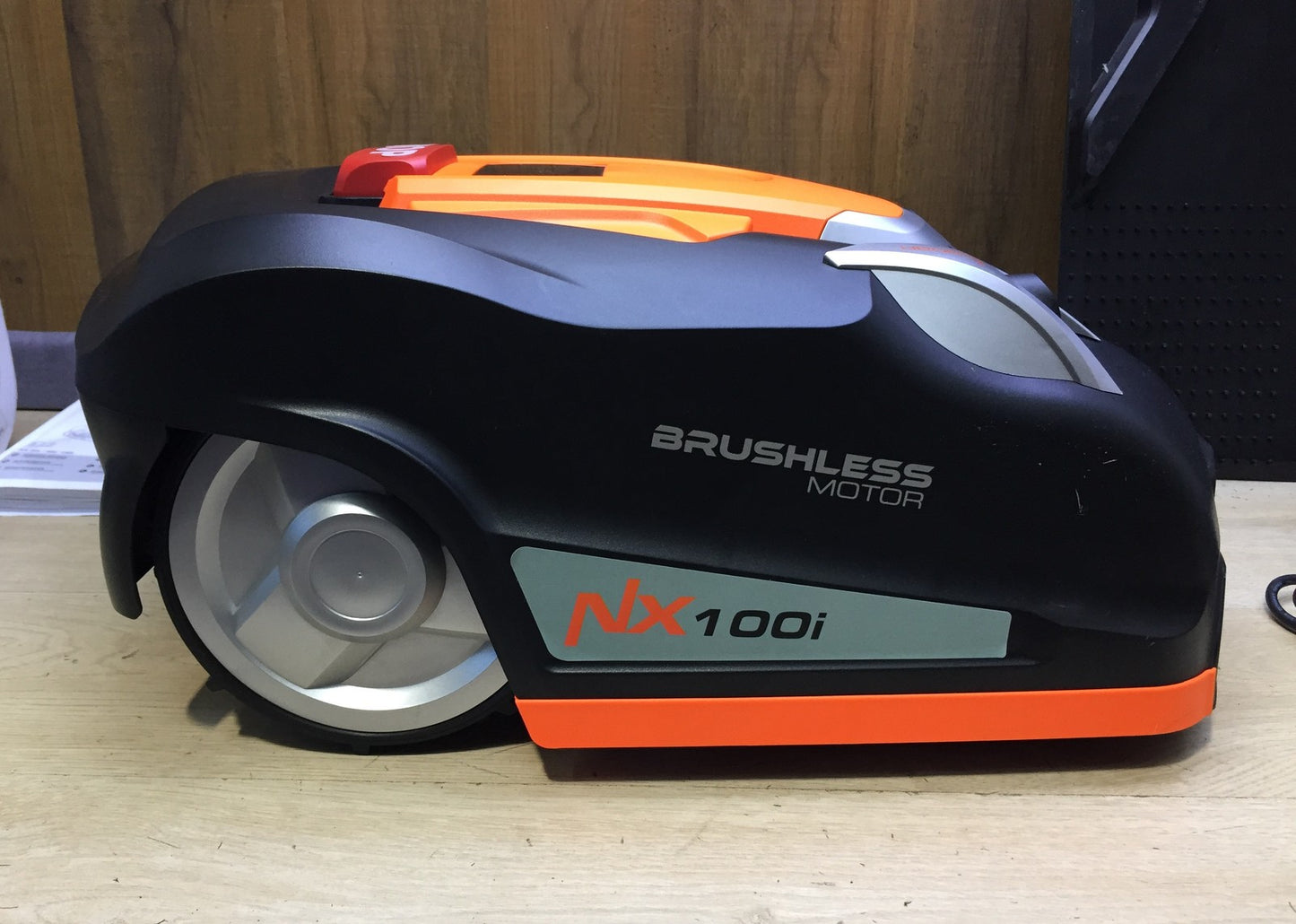 YARD FORCE robotic lawnmower NX100i up to 1000 sqm, I33464