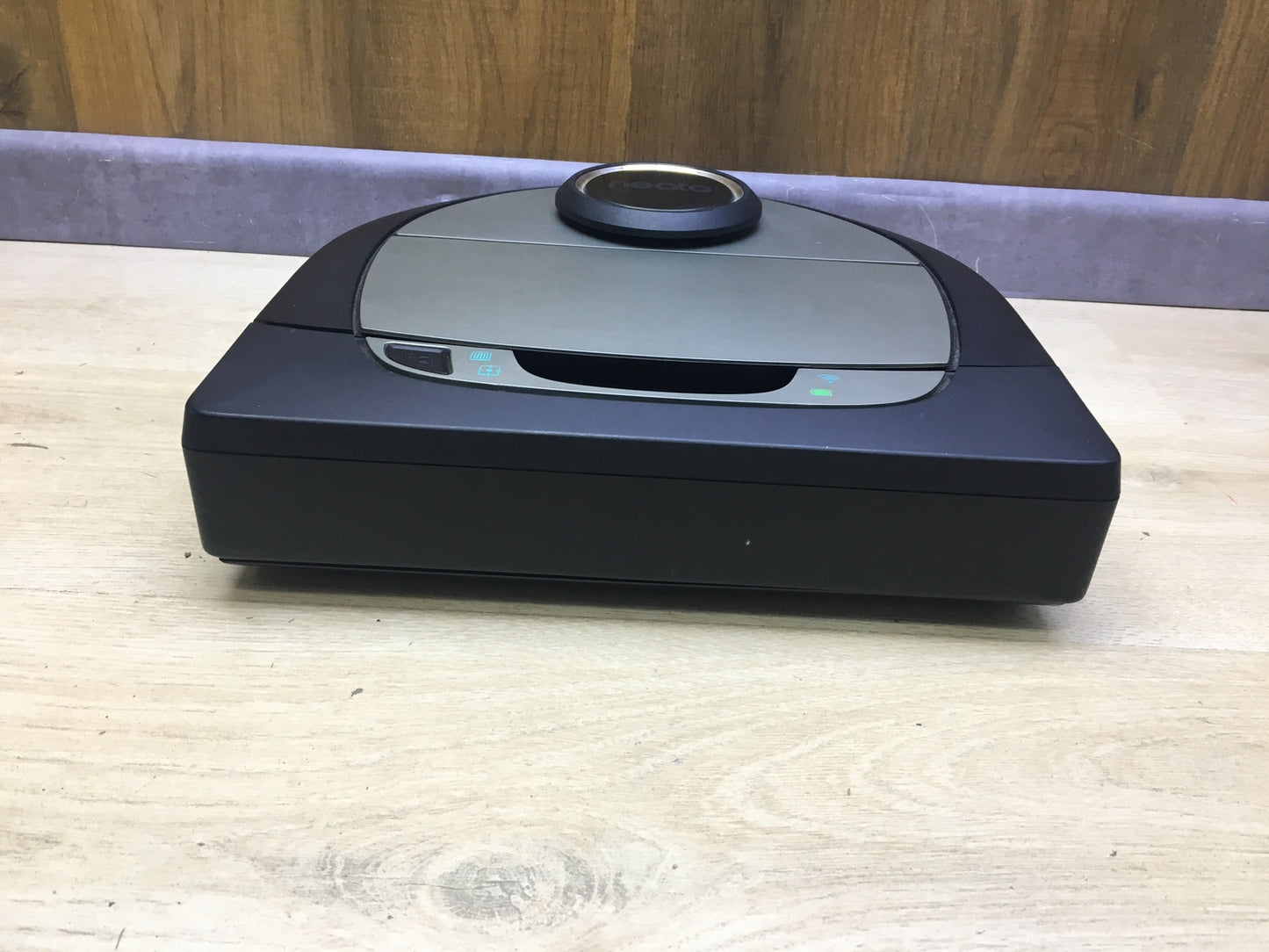 Neato Robotics Botvac D7 Connected vacuum robot with charging station, I31182