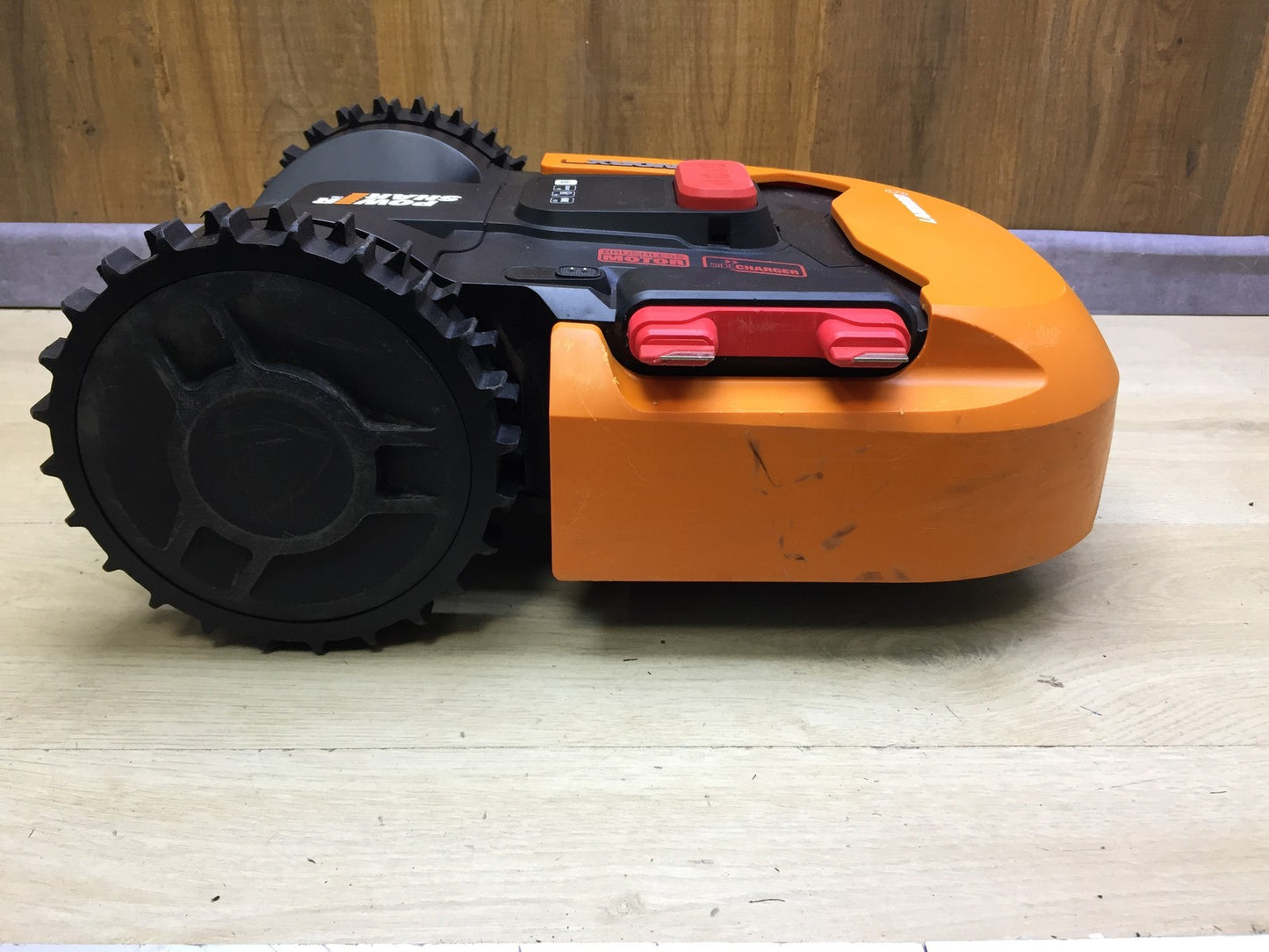 WORX Landroid S400 WR184E robotic lawnmower for gardens up to 400 m², I33175