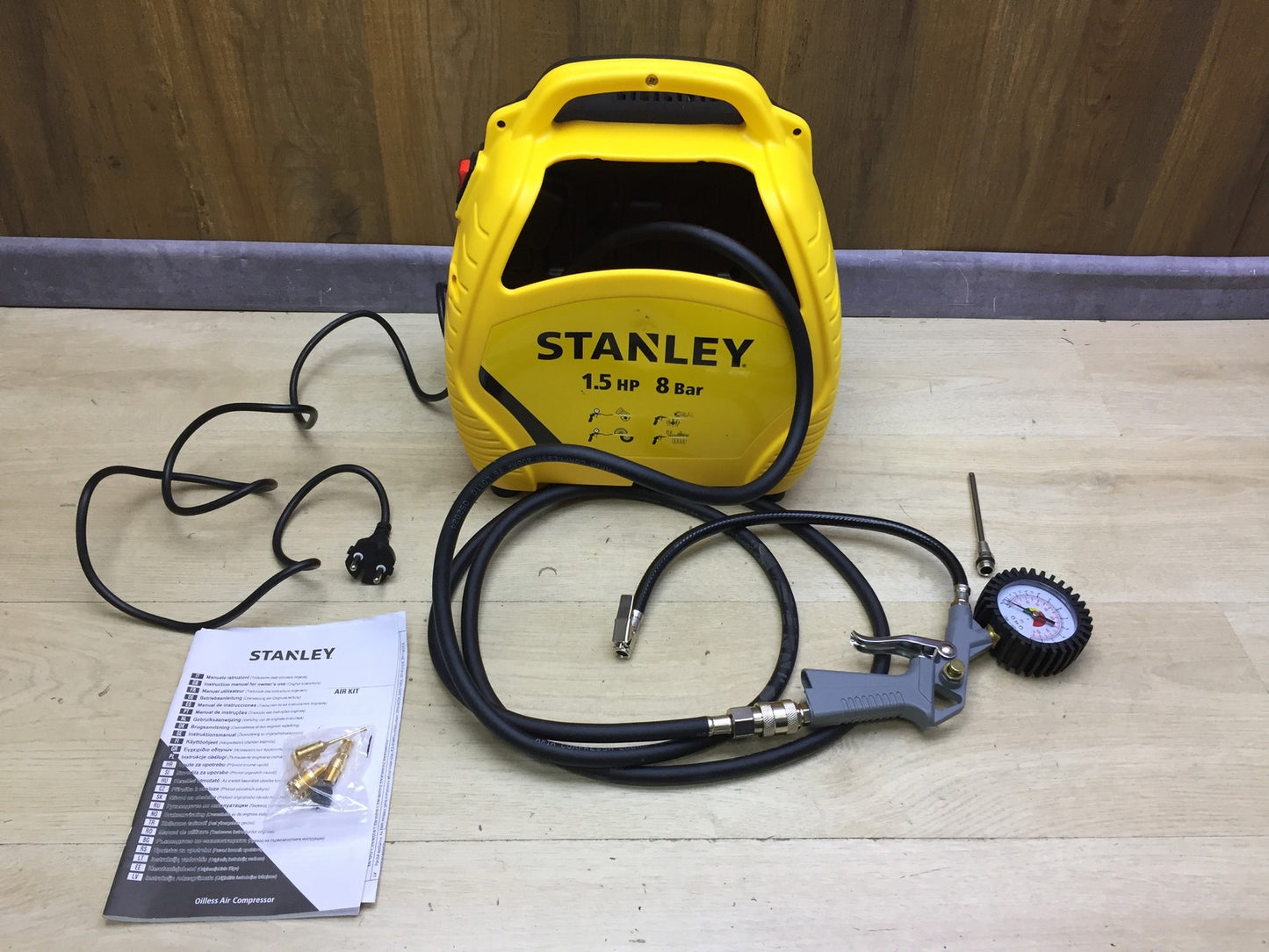 Stanley AirKit Kompressor 1100W 230V inkl. Reifenfüller und Pistole, I33740