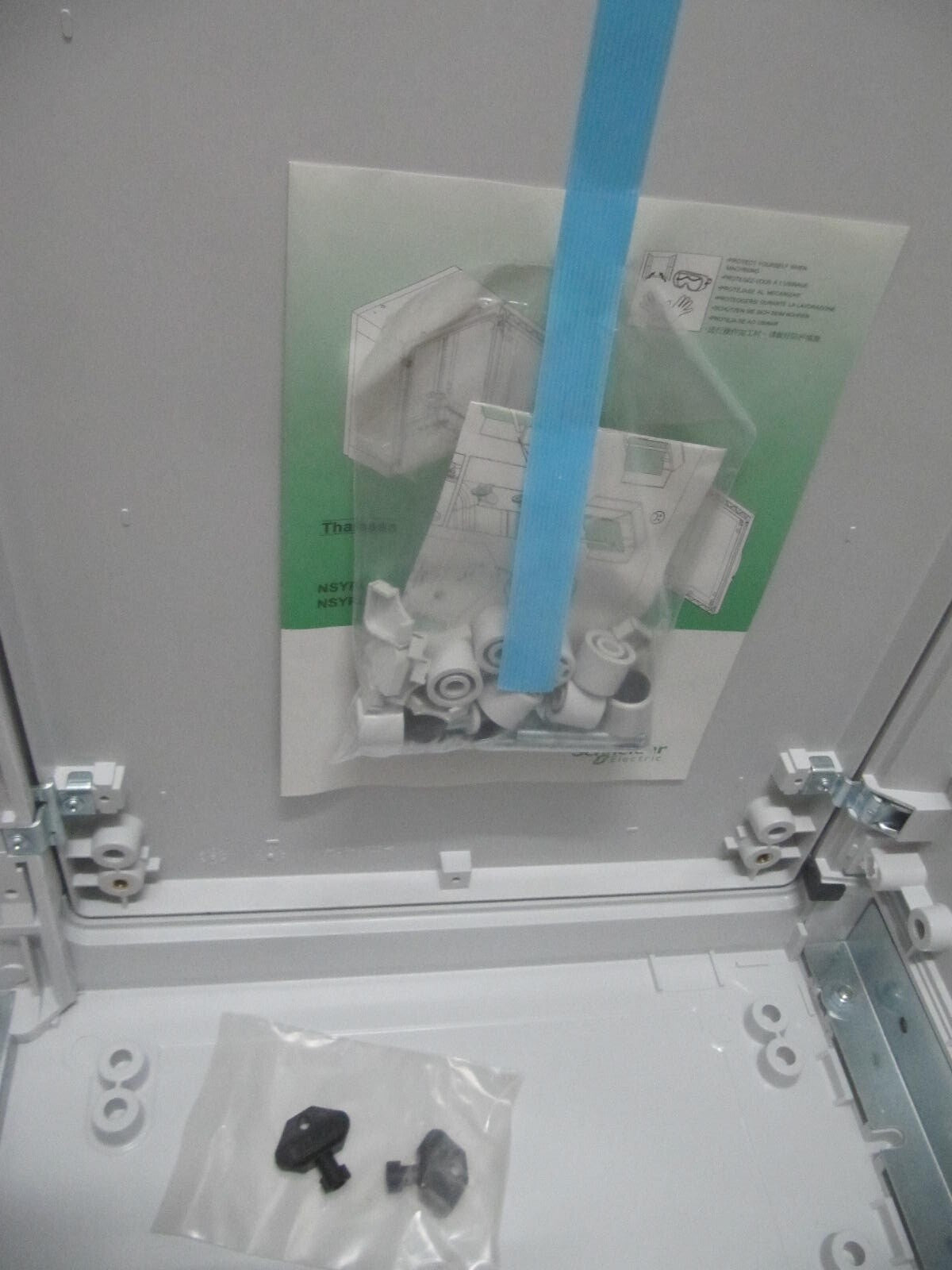 Schneider Electric Thalassa NSYPLAT15103G enclosure 100x150x32 light grey RAL 7035
