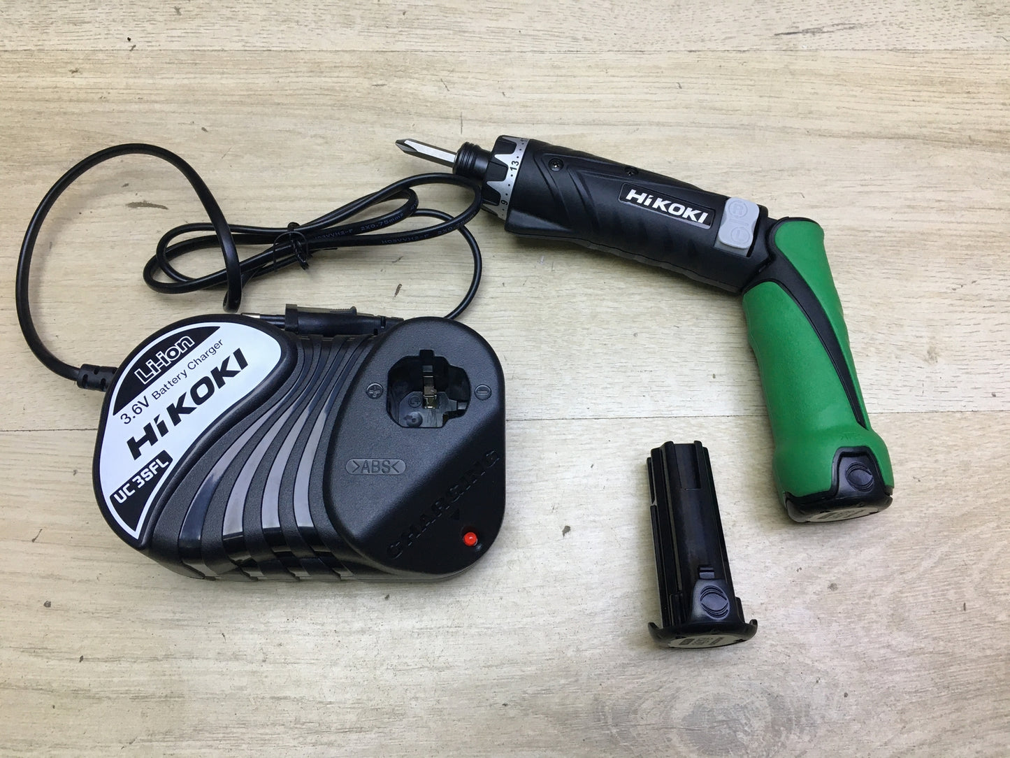 Hitachi DB 3DL2 cordless angle screwdriver, with 2x batteries and charger, I31277