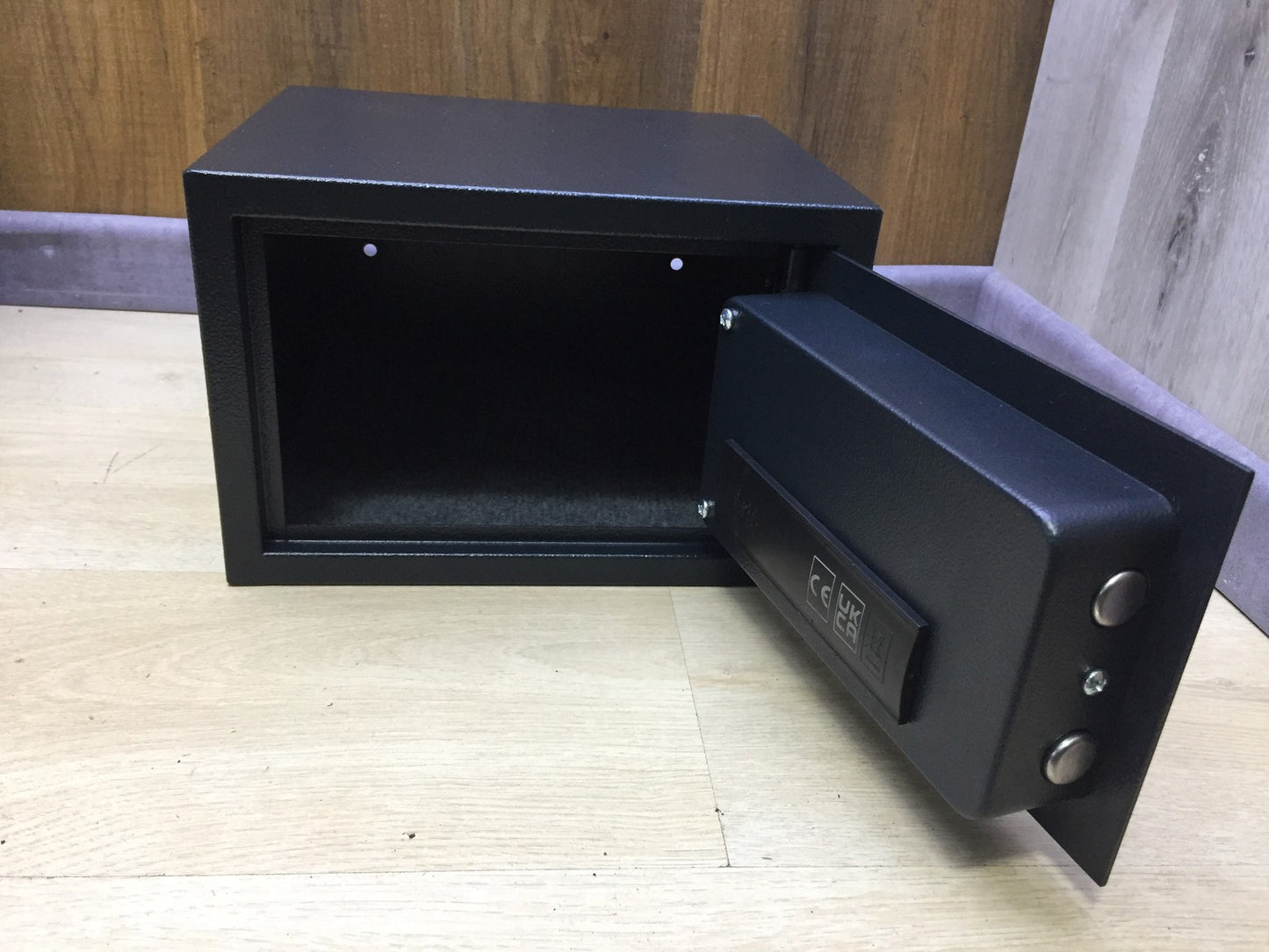 Master Lock X041EML Digital Combination Safe Medium 11.57 L, I33283