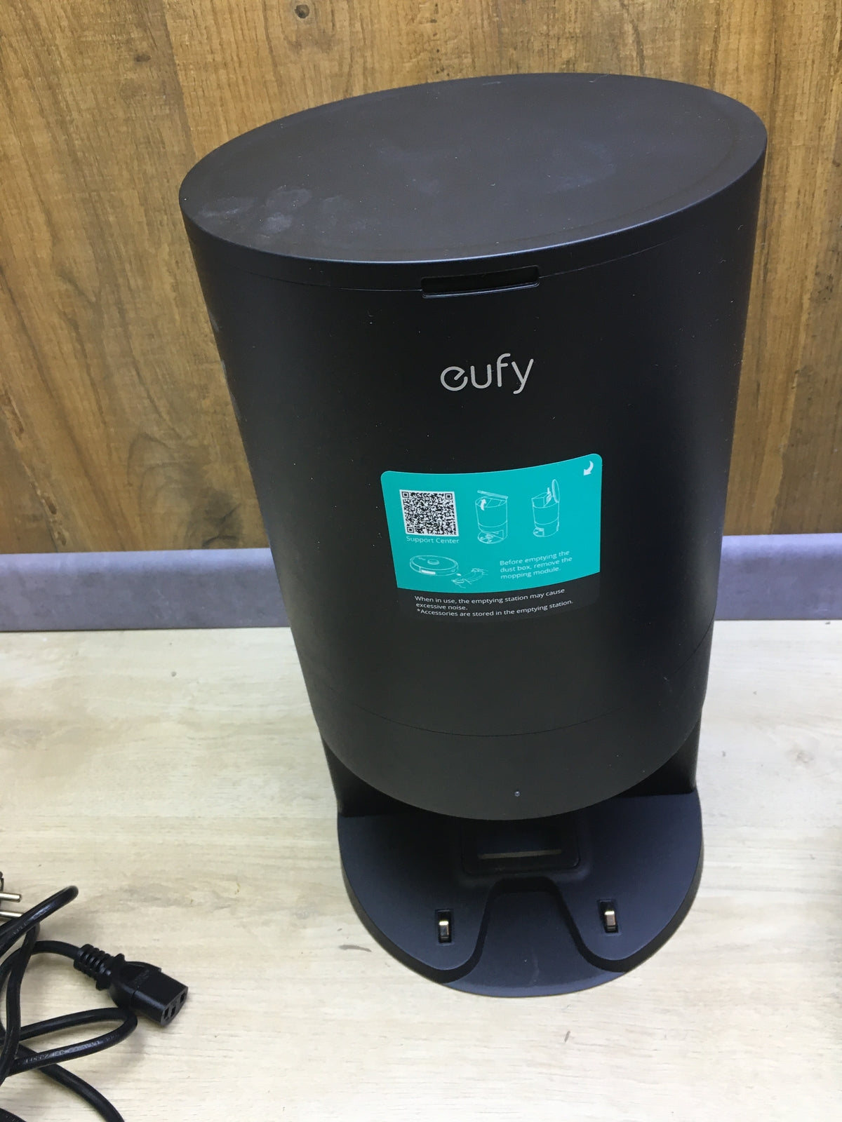 eufy T2181 robot vacuum with RoboVac LR30 Hybrid+ vacuum station, I29645