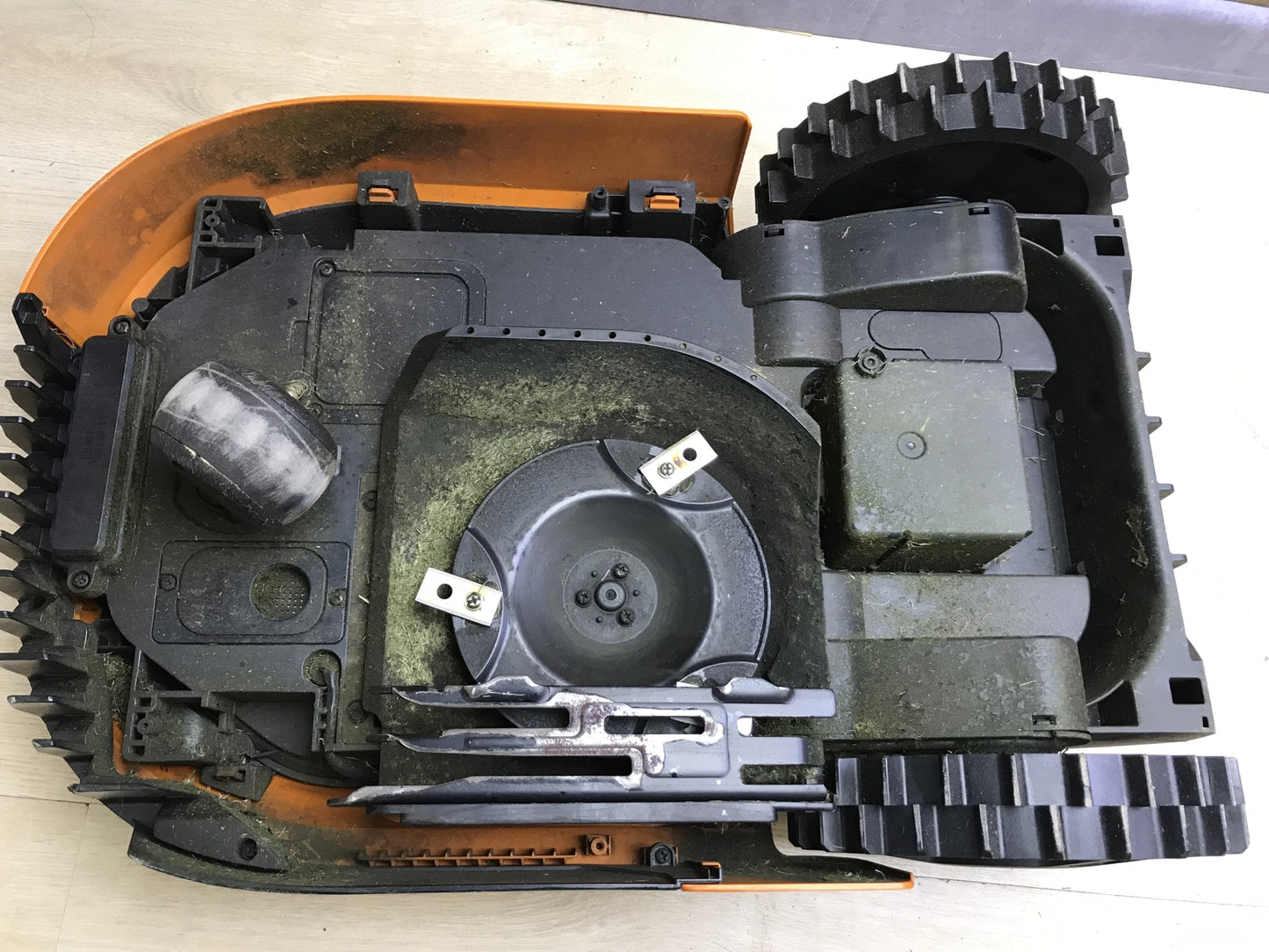 WORX Landroid M500 PLUS WR165E Robotic Lawnmower for up to 500 sqm with Wi-Fi, Bluetooth, I30367