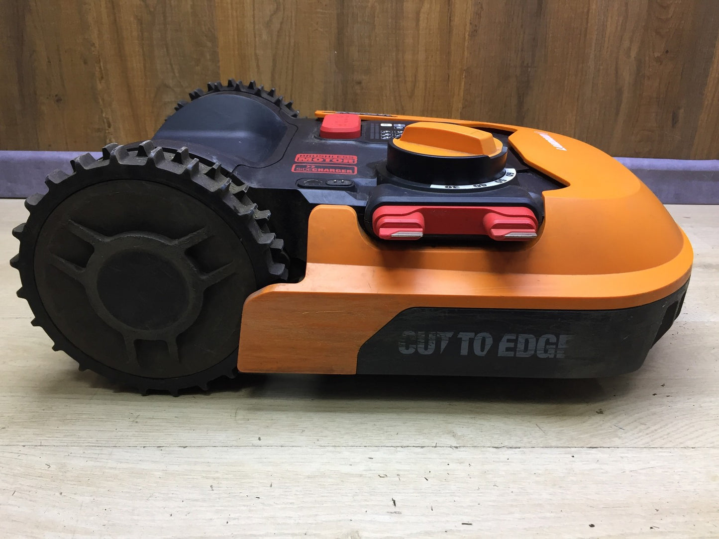 WORX Landroid M700 WR142E robotic lawnmower for gardens up to 700 sqm, I33263