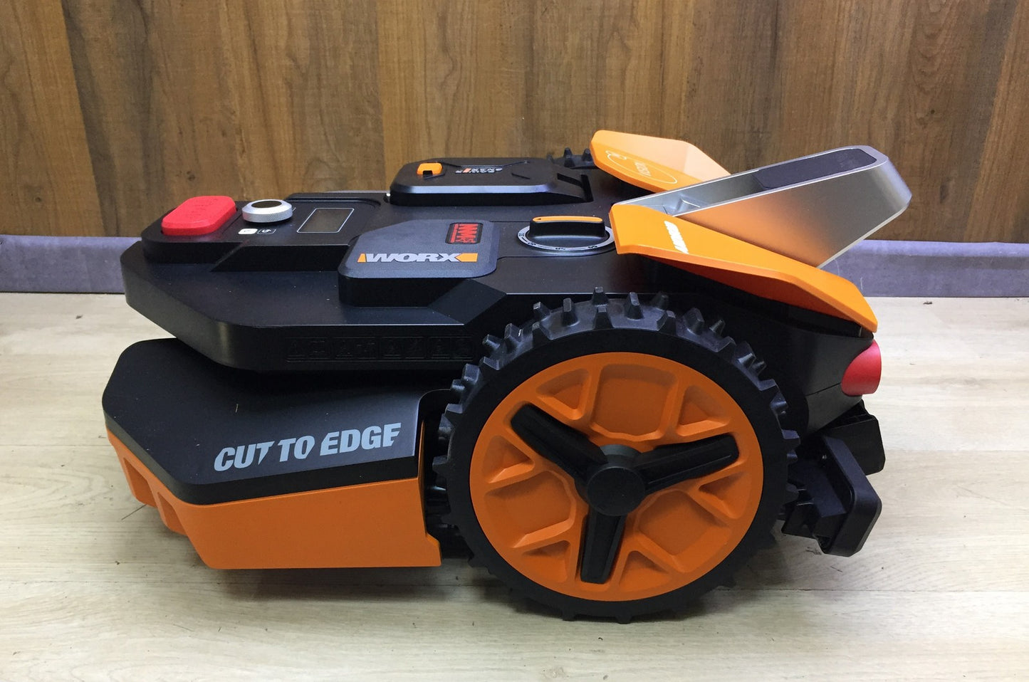 WORX Landroid Vision M600 robotic lawnmower WR206E.1 for gardens up to 600m², I33150