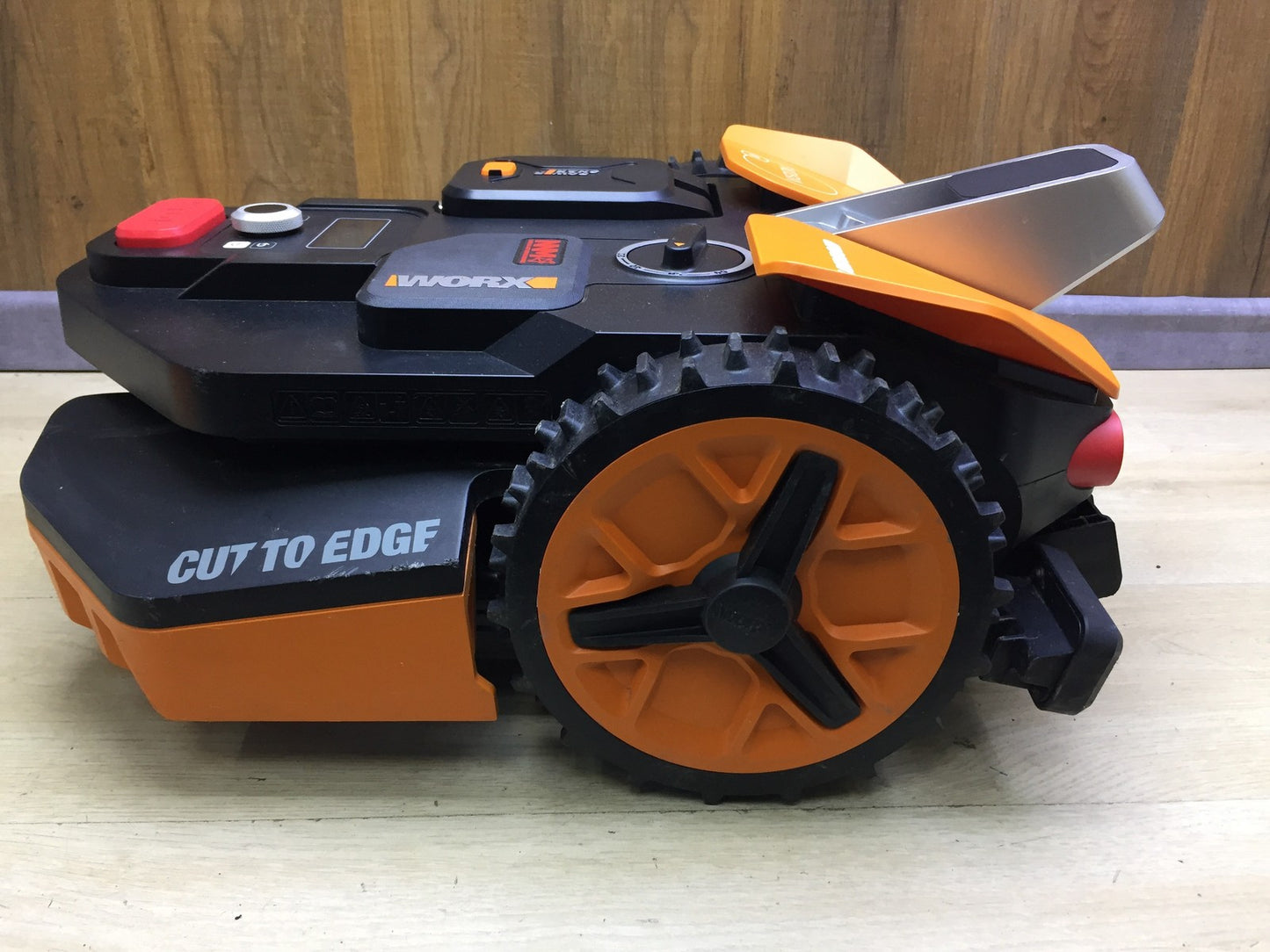 WORX Landroid Vision M800 robotic lawnmower WR208E.1 for gardens up to 800m², I33180