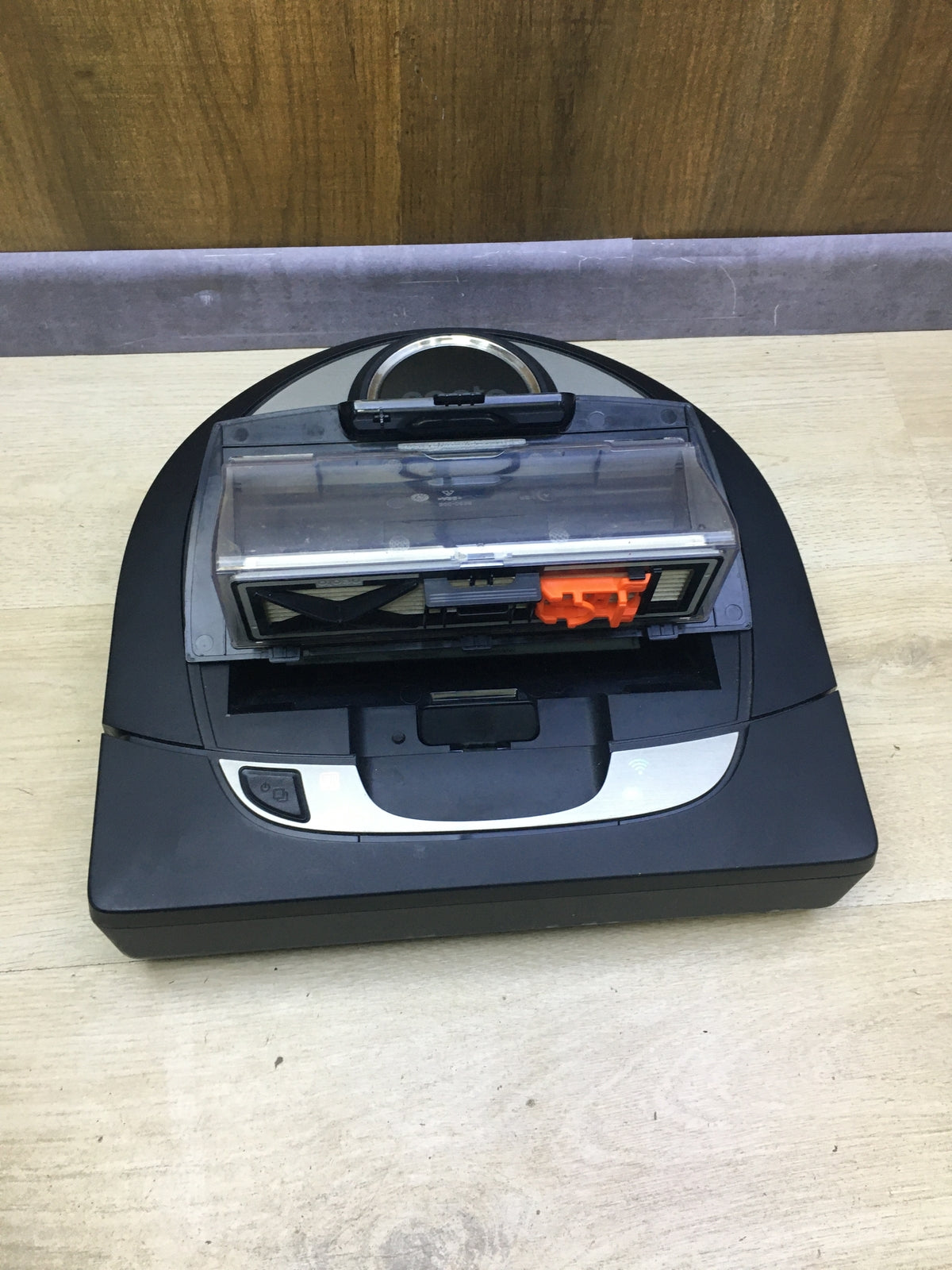 Neato Robotics Botvac D7 Connected vacuum robot with charging station, I31182