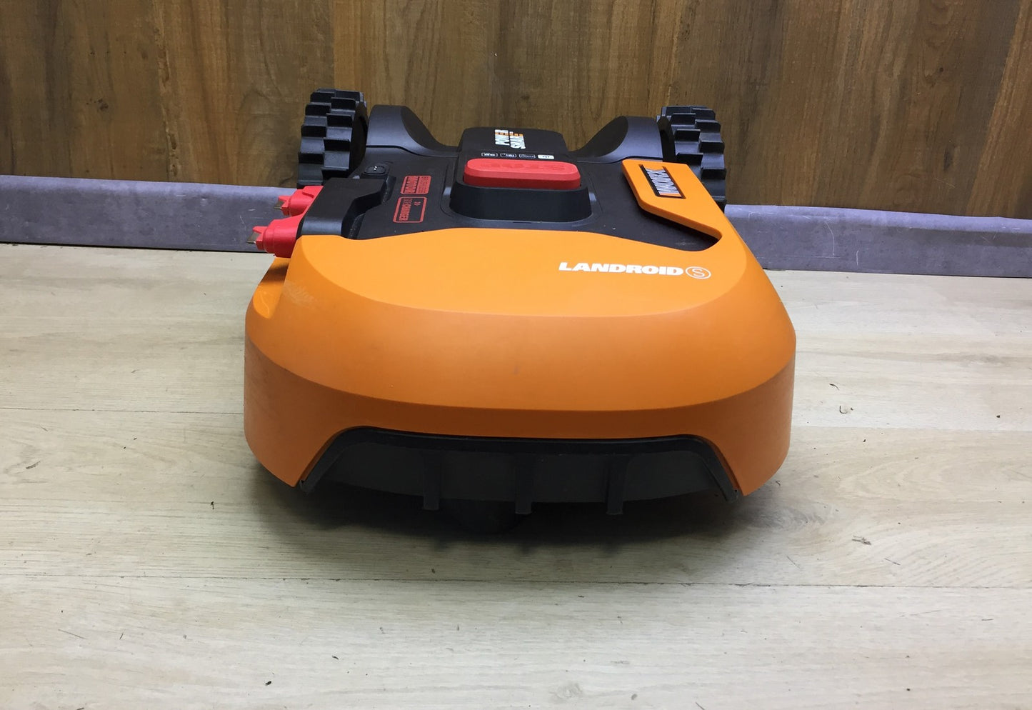 WORX Landroid S400 WR184E robotic lawnmower for gardens up to 400 m², I33175