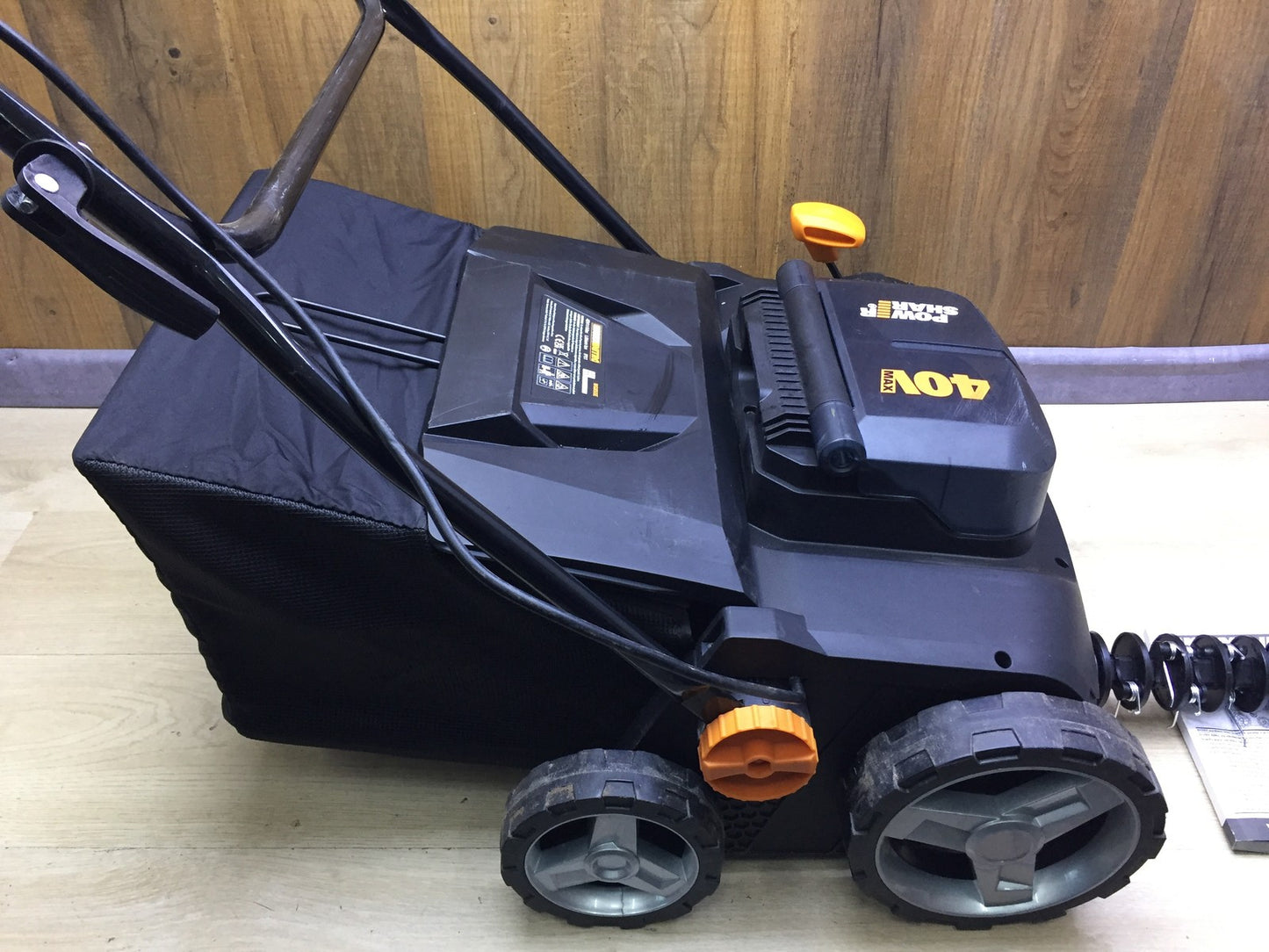 WORX Nitro Akku-Vertikutierer & Rasenlüfter WG855E Solo, bis zu 400 ㎡, I34145