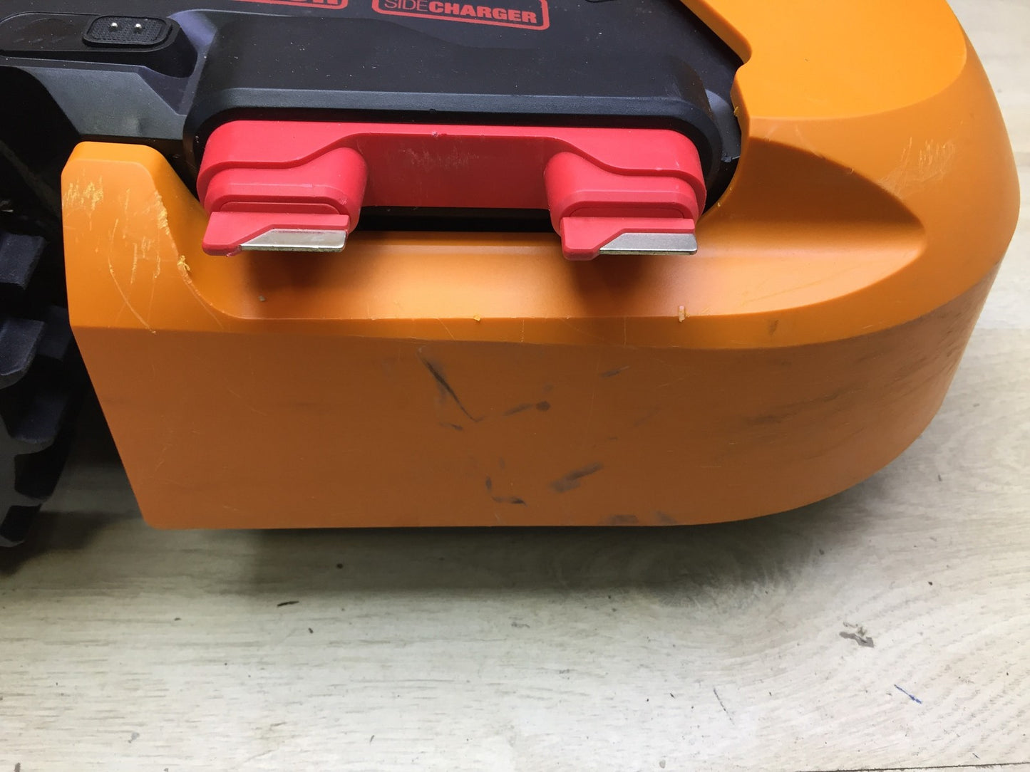WORX Landroid S400 WR184E robotic lawnmower for gardens up to 400 m², I33175
