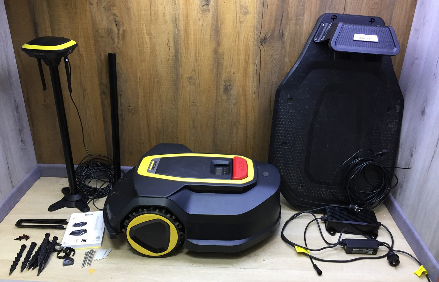 Kärcher RCX 6 robotic lawnmower Performance up to 3,000 m² All-wheel drive GPS RTK camera