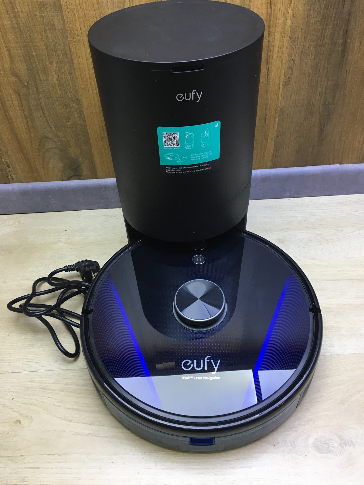eufy T2181 robot vacuum with RoboVac LR30 Hybrid+ vacuum station, I29645