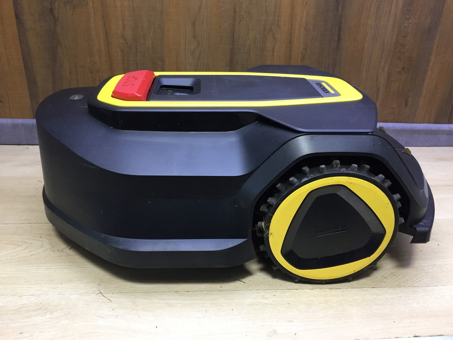 Kärcher RCX 6 robotic lawnmower Performance up to 3,000 m² All-wheel drive GPS RTK camera