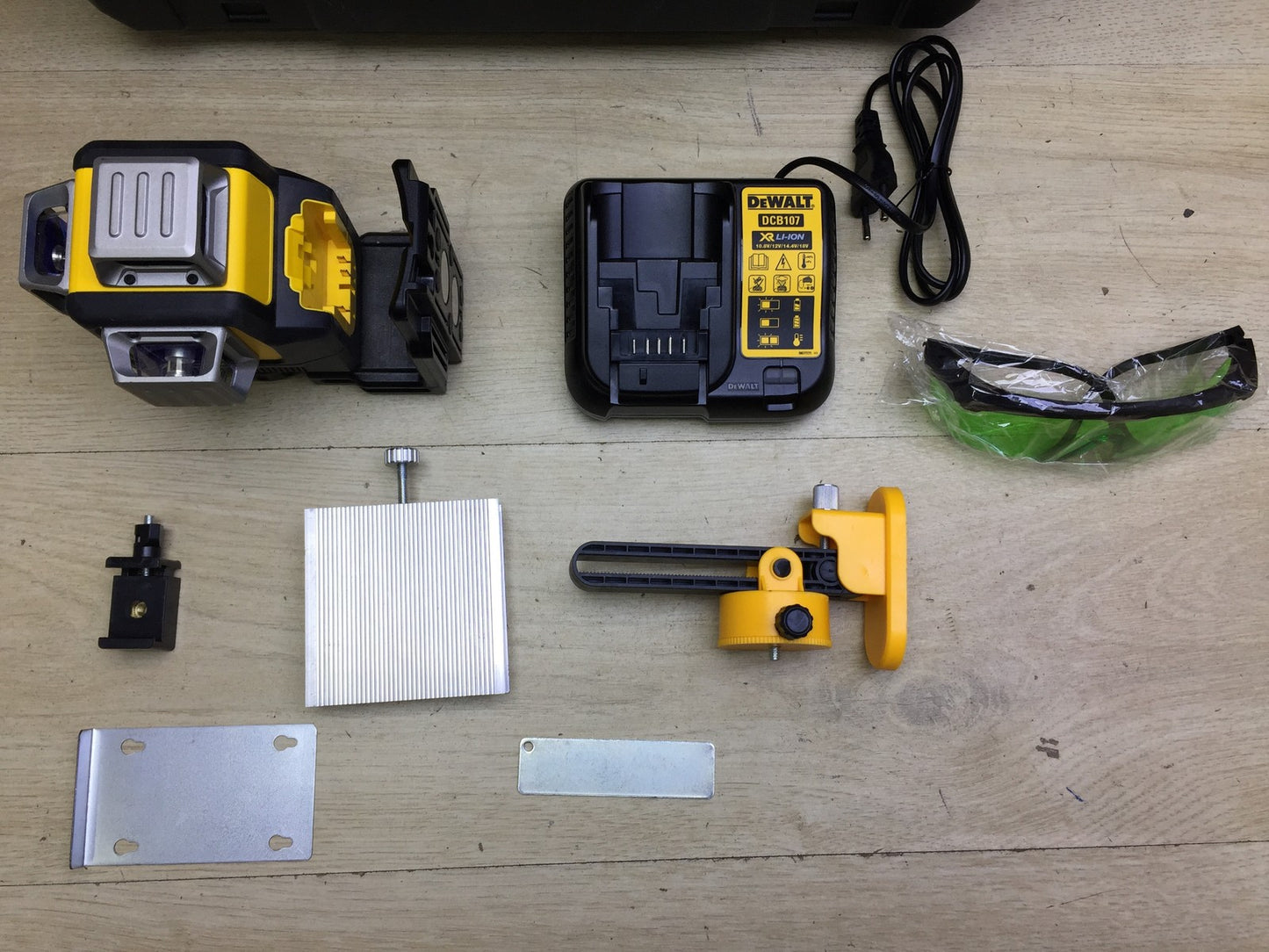 Dewalt cross line laser DCE089G without battery 2.0 Ah, I33106