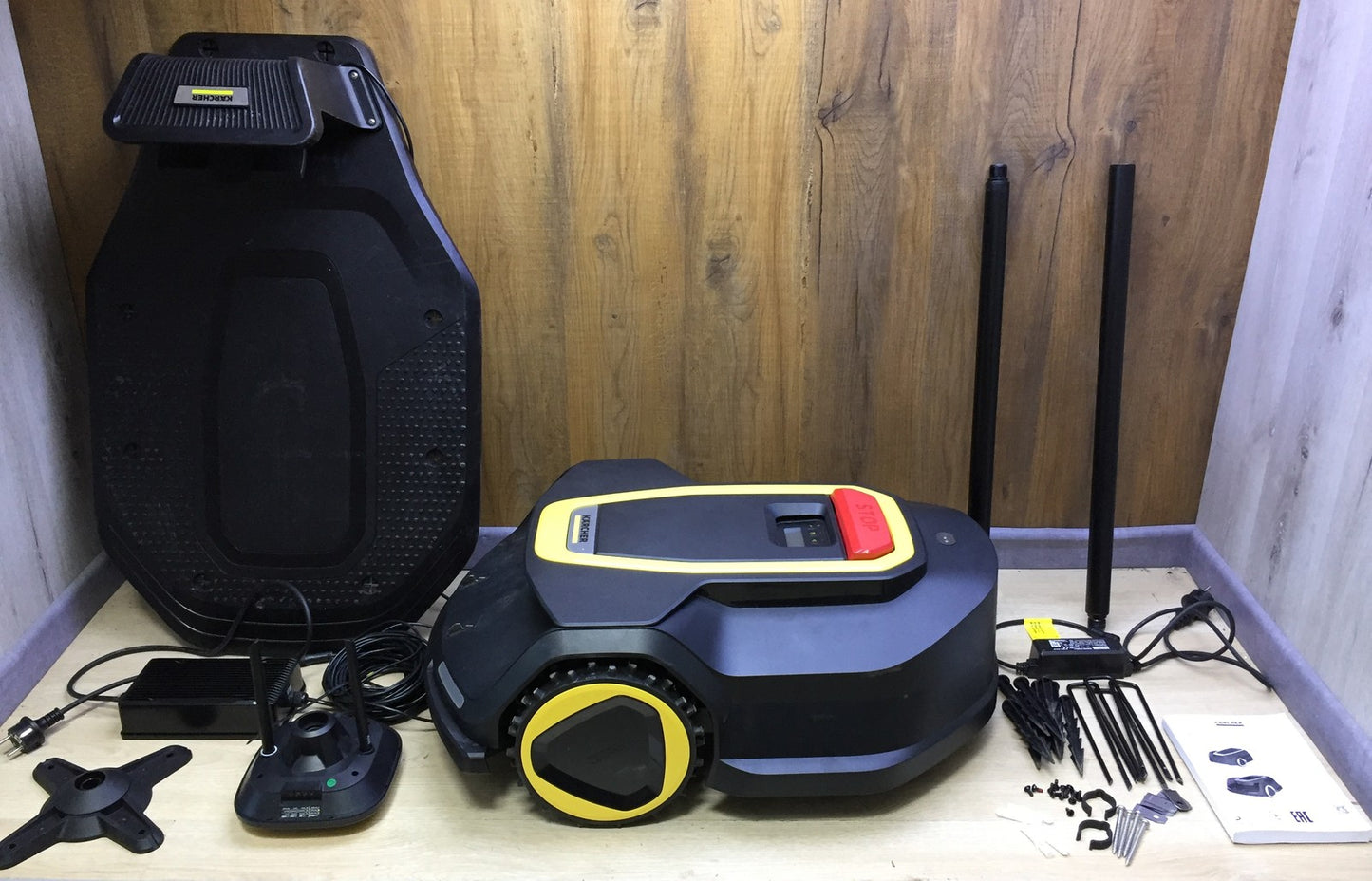 Kärcher RCX 6 robotic lawnmower Performance up to 3,000 m² All-wheel drive GPS RTK camera