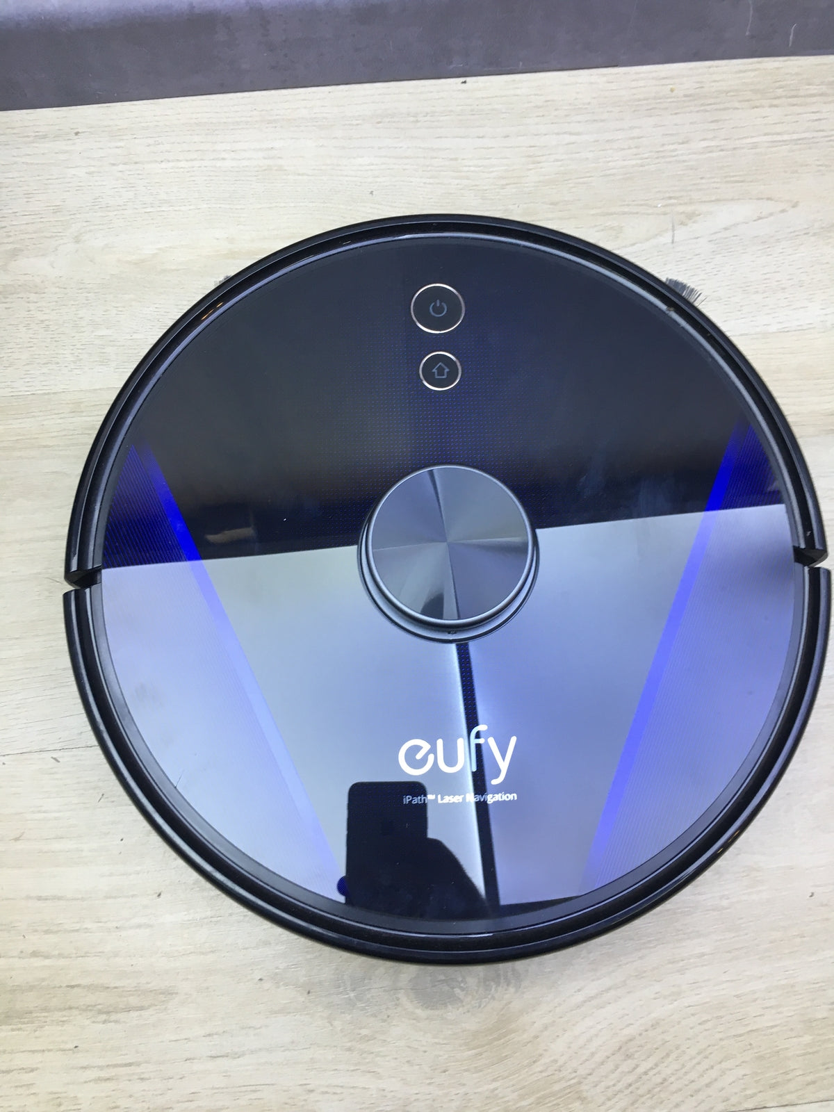 eufy T2181 robot vacuum with RoboVac LR30 Hybrid+ vacuum station, I29645
