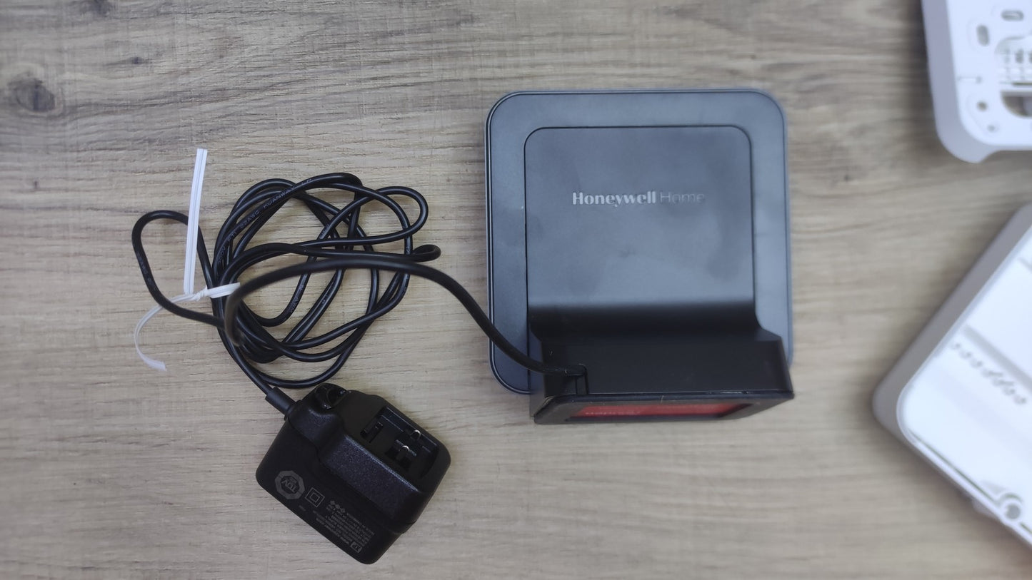 Honeywell Lyric T6R Wi-Fi Raumthermostat mit Empfängerbox, Tischhalter, I38664