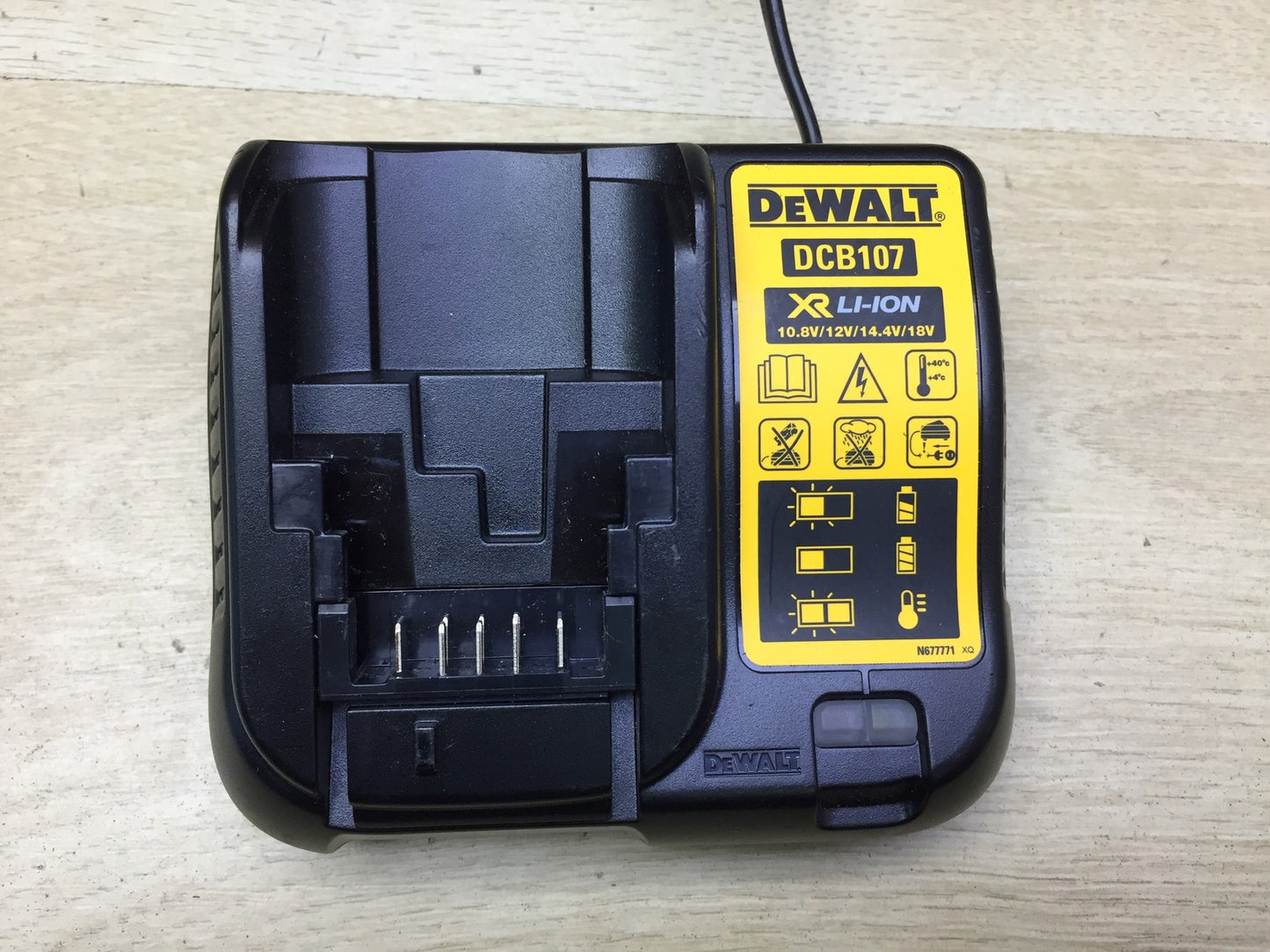 Dewalt Kreuzlinienlaser DCE089G ohne Akku, mit Ladegerät, I33955