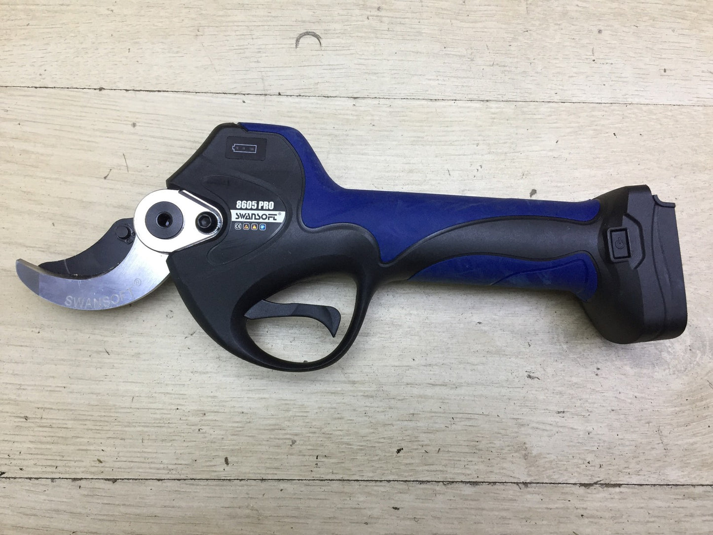 SWANSOFT 8605PRO Akku-Astschere mit Verlängerungskabel, 40mm, 2x 4Ah Akku I33739