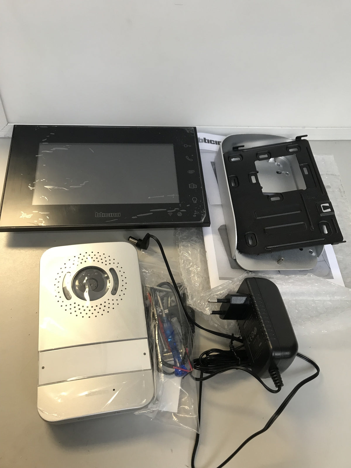 Bticino 318015 Easykit Video-Gegensprechanlage, Touchscreen 7 Zoll, I32204