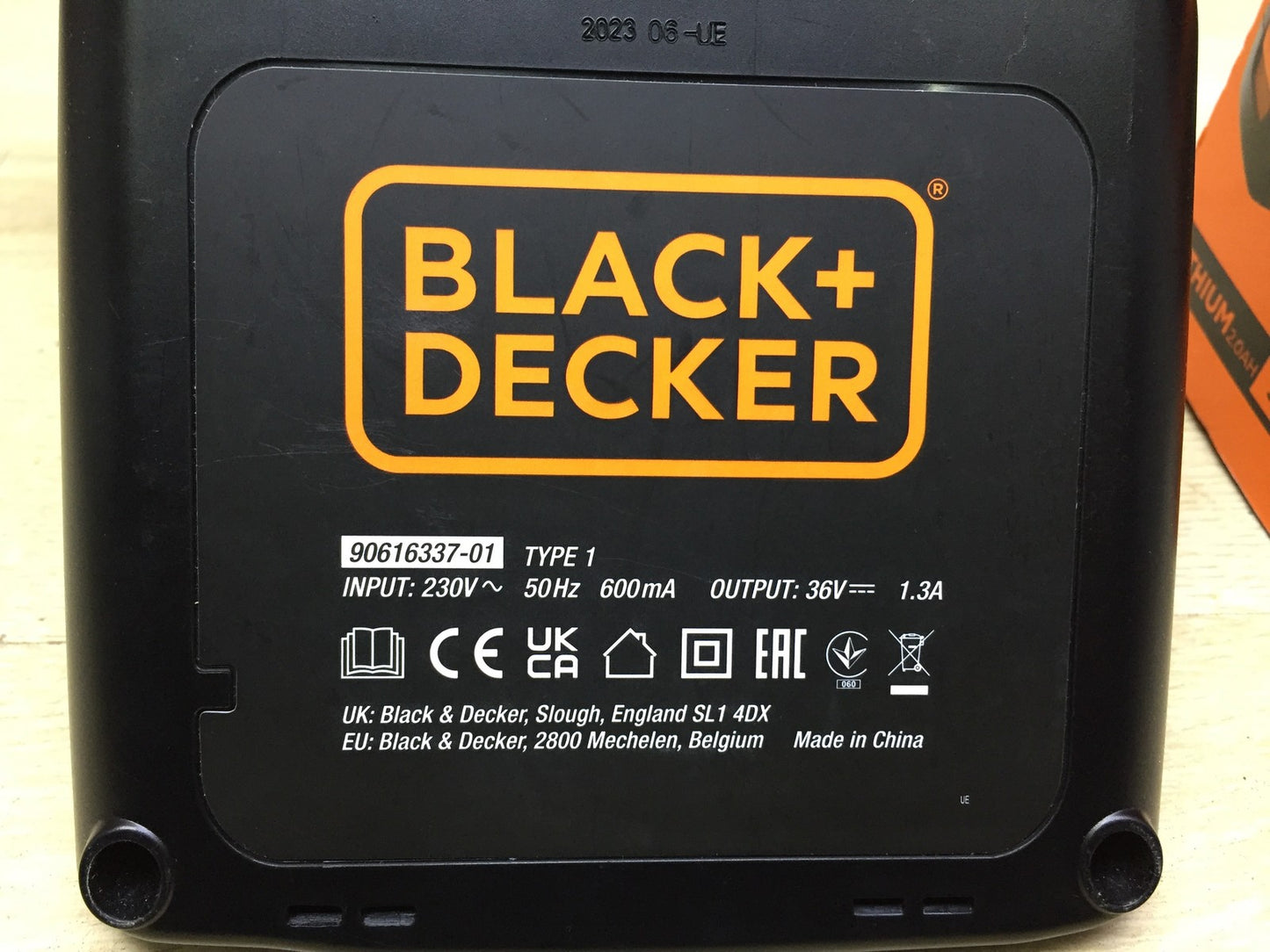 Black&Decker BDC2A36 Starterset Akku mit Ladegerät 36V 2.0Ah Li-Ionen, I34158