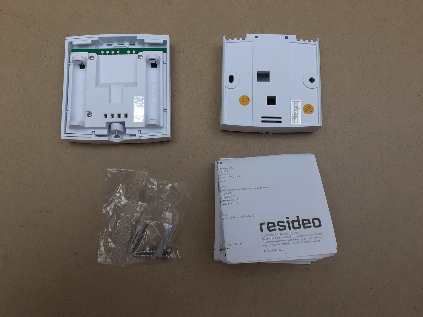 Honeywell Home T136C110AEU T136 Programmable Thermostat, White, I06327