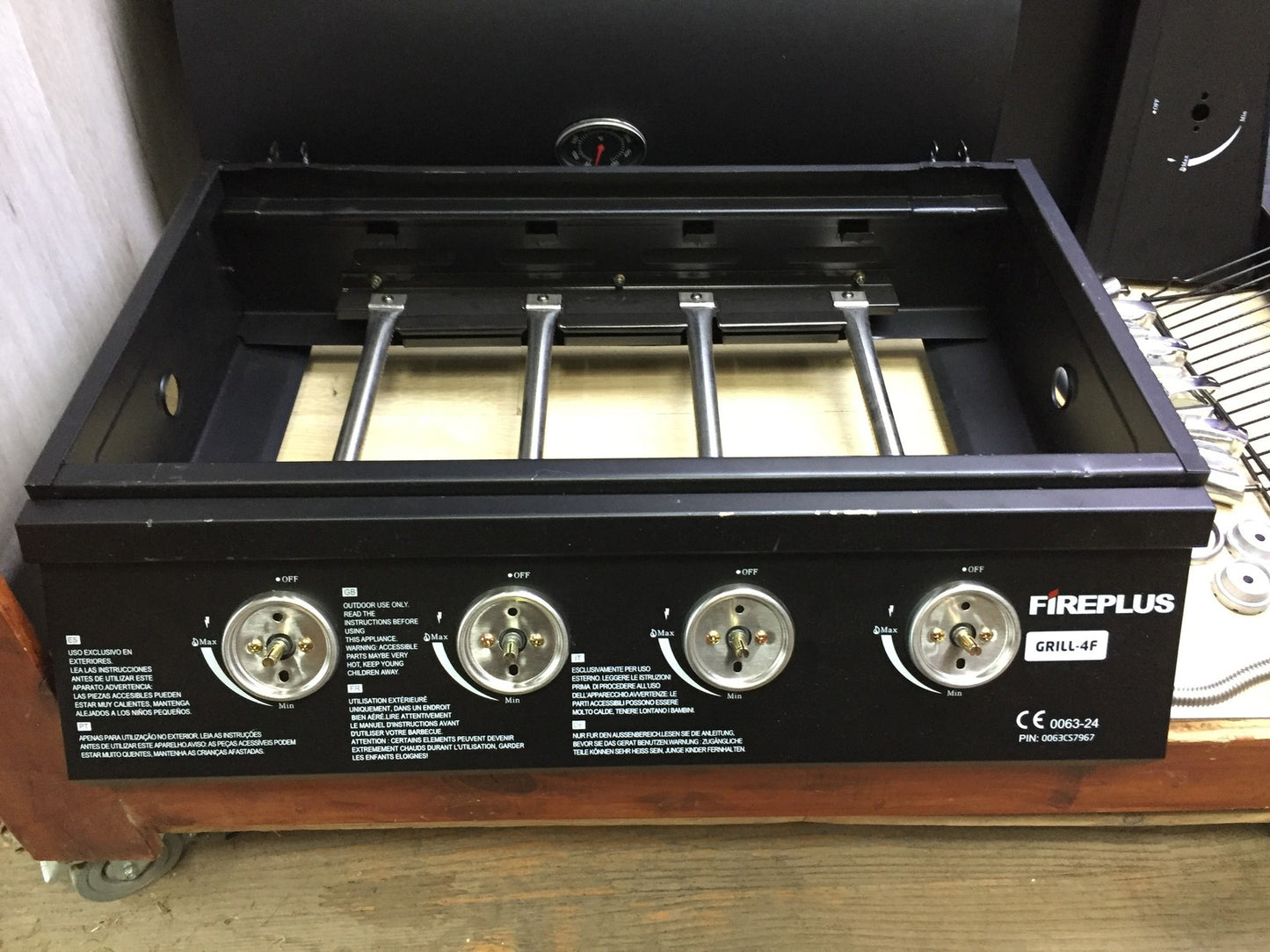 Amig Fireplus 4F Gasgrill 4+1 mit 9,3 kW, Schwarz, Edelstahl, I33104