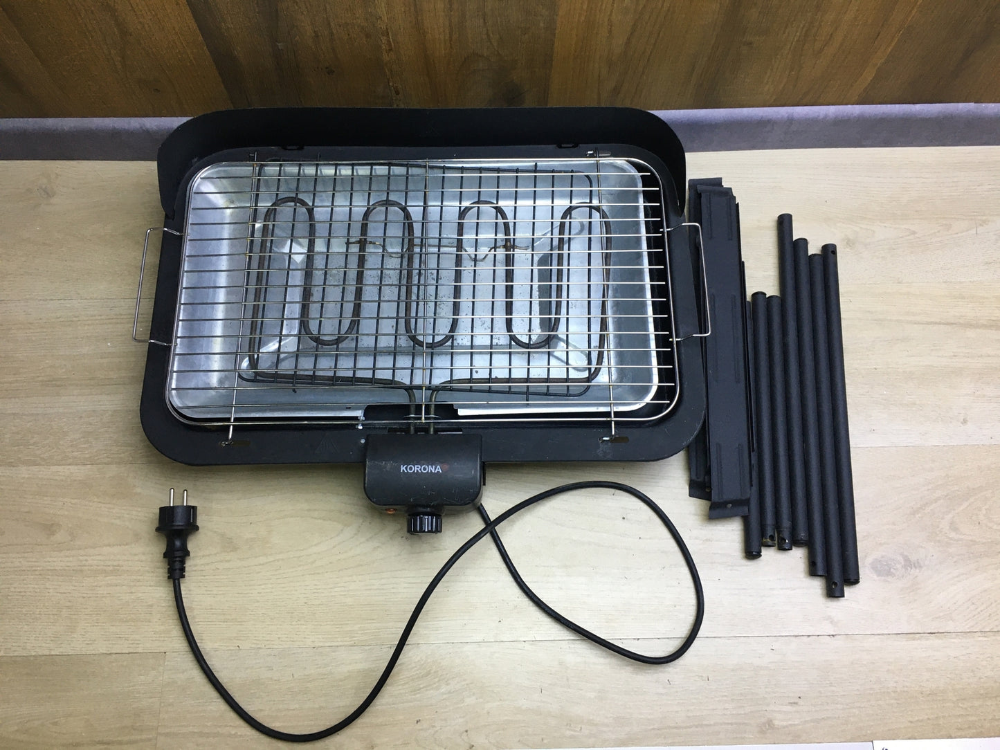 Korona 46221 Elektrischer Standgrill mit XXL-Grillrost, 2200 W, I29655