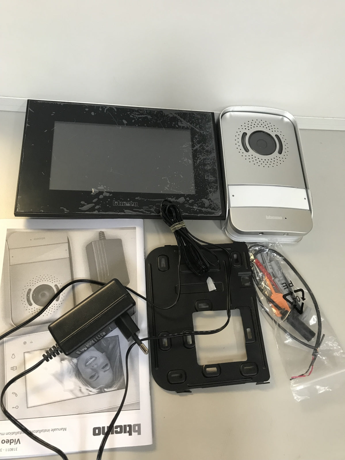 Bticino 318015 Easykit Video-Gegensprechanlage, Touchscreen 7 Zoll, I32212