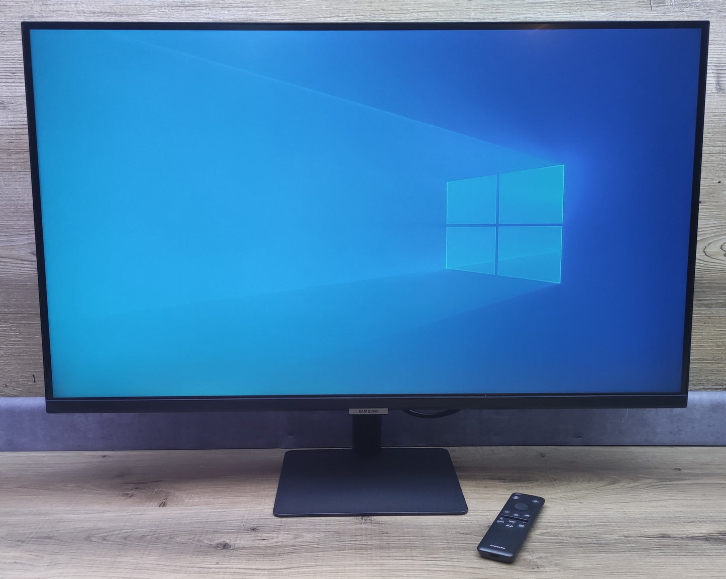 Samsung S32DM700UU Smart 4K Monitor 32" UHD 3840x2160 Wi-Fi Bluetooth Tizen App