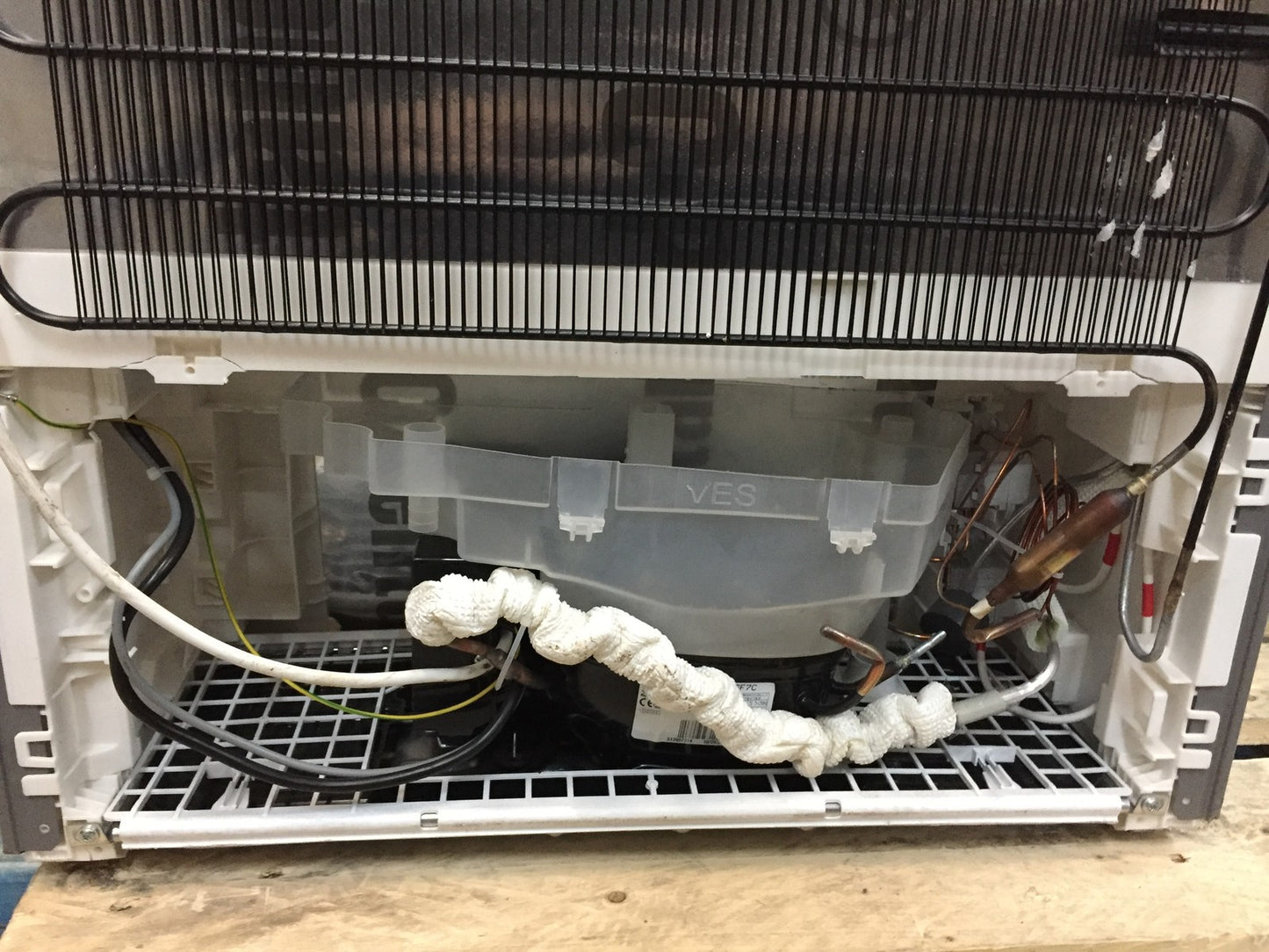 Bosch Serie 6 KGE398IBP Kühlschrank Gefrier-Kombination 343 L LowFrost VitaFresh