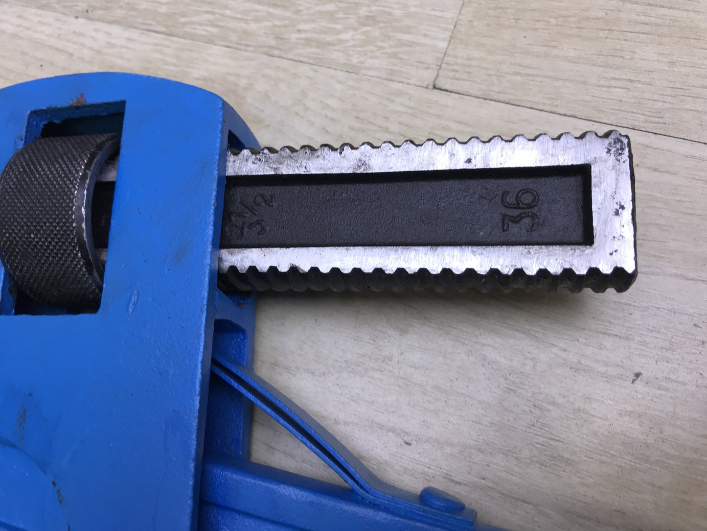 Silverline WR95 Stillson-Rohrzange, Länge 900 mm, Backenweite 80 mm, I25677