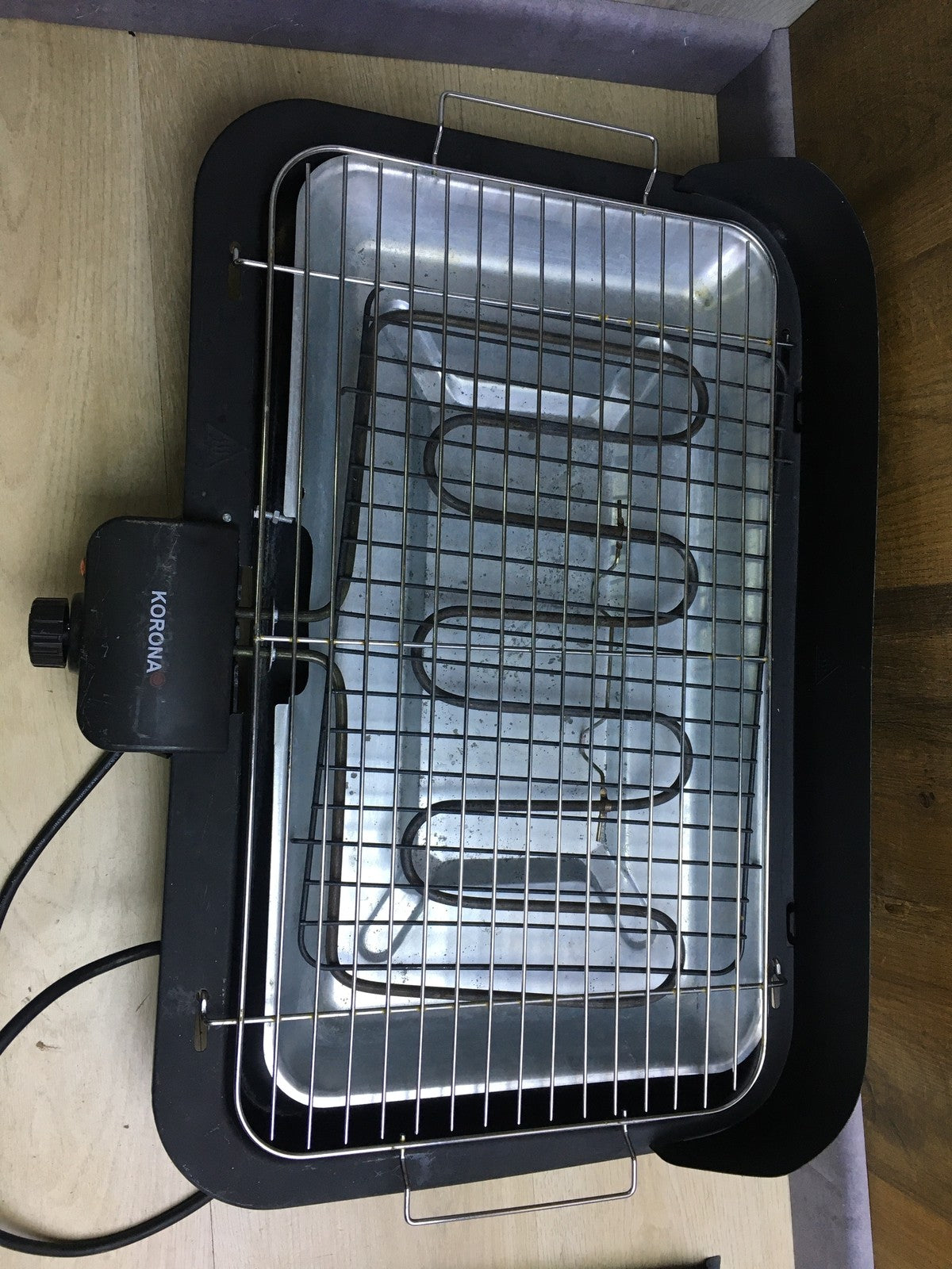 Korona 46221 Elektrischer Standgrill mit XXL-Grillrost, 2200 W, I29655