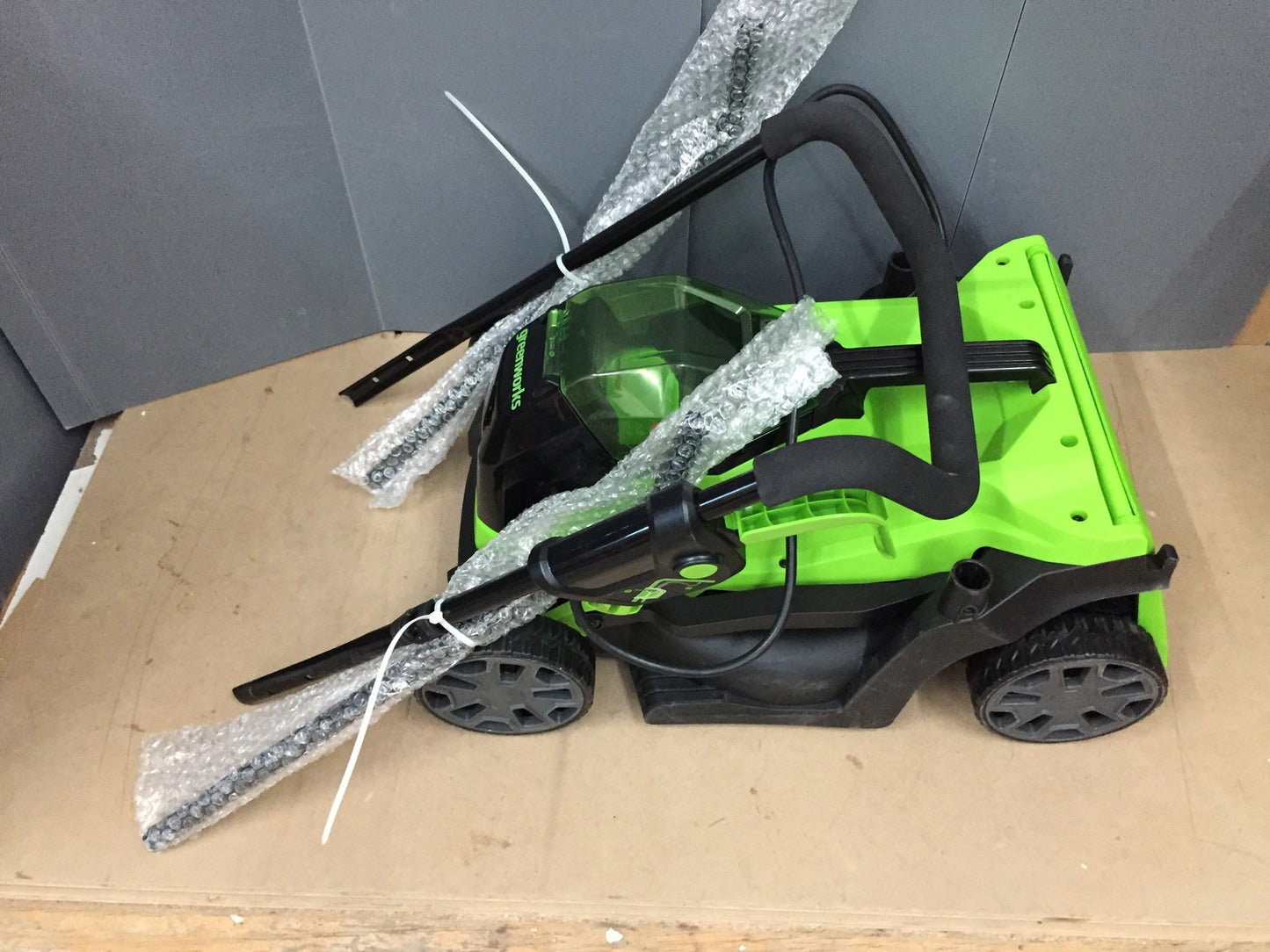 Greenworks Rasenmäher GD24LM33 und Rasentrimmer G24LT25 SOLO, I14173