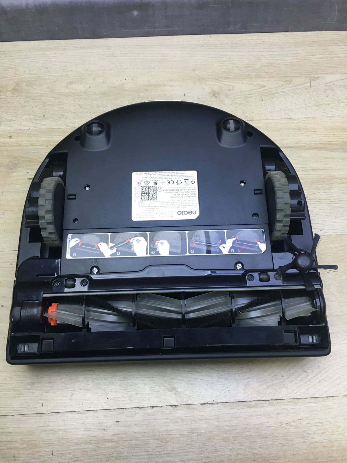 Neato Robotics Botvac D7 Connected vacuum robot with charging station, I31182