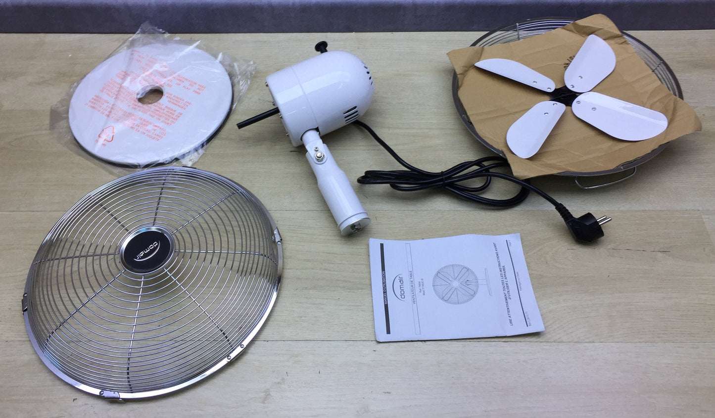 Domair TM30 Blanc Tischventilator, Retro Metallic, weiß, I28154