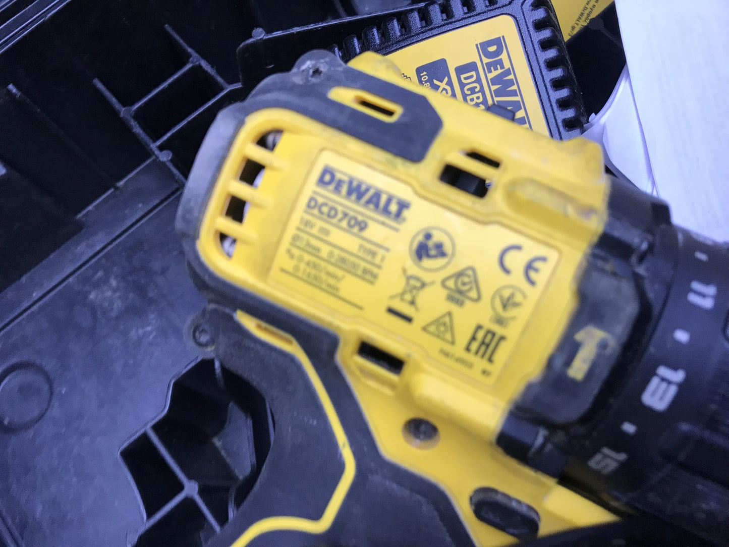 Dewalt Akku-Schlagbohrschrauber DCD709, ohne Akkus, Ladegerät, I26239